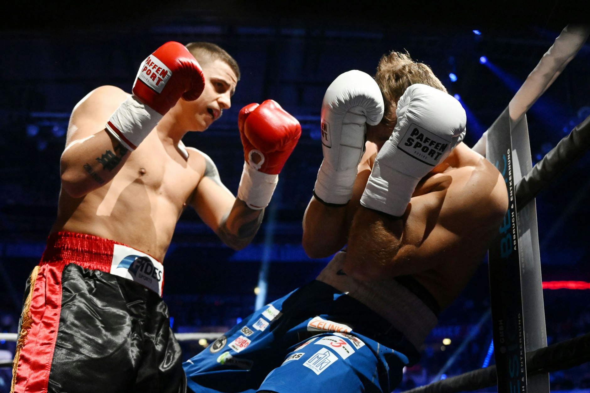 Berlins Ex-Weltmeister Tyron Zeuge (l.) legt los, da kann Michal Ryba nur in Deckung gehen.