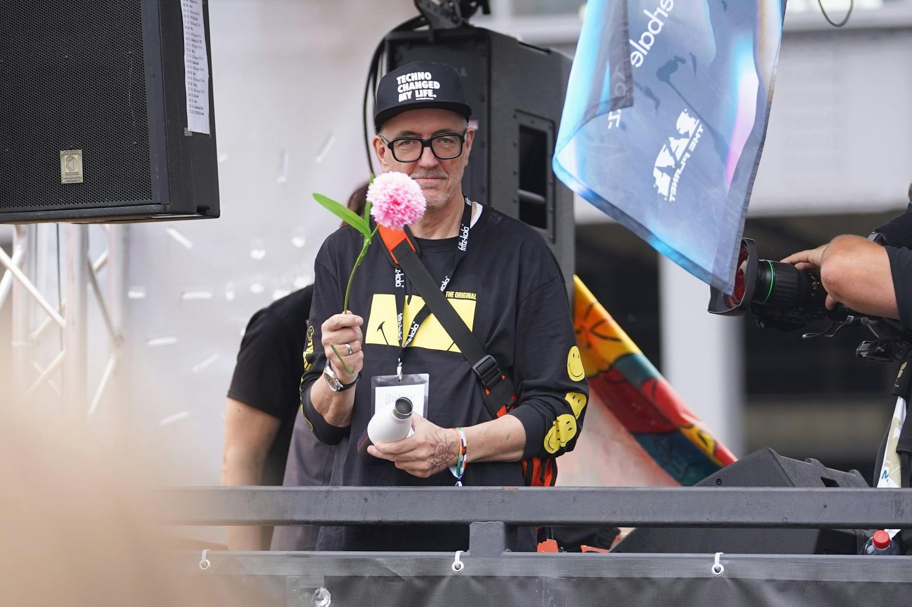  Rave-Veranstalter Dr. Motte bei der „Rave the Planet Parade“. Rave the Planet, ein Nachfolger der Love Parade, versteht sich als Bewegung für Kulturfreiheit.