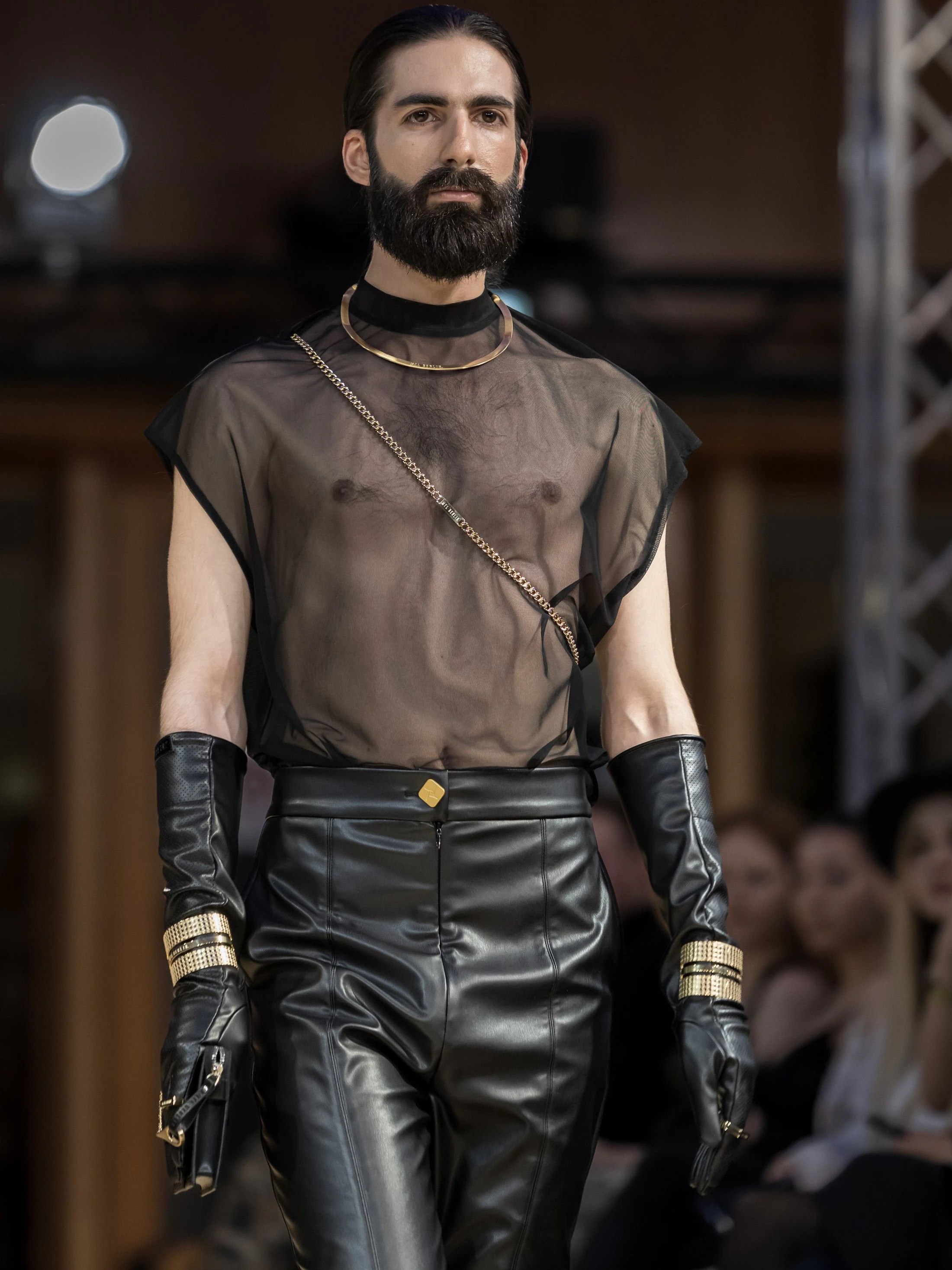 Mesh und Leder sind Markenzeichen der Berliner Technoszene; ein Hingucker sind auch die auffälligen Handschuhe.