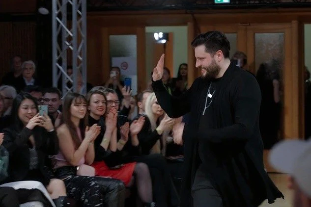 Sebastian SK holt sich den Applaus ab: Sowohl Publikum als auch Designer wirken happy.&nbsp;