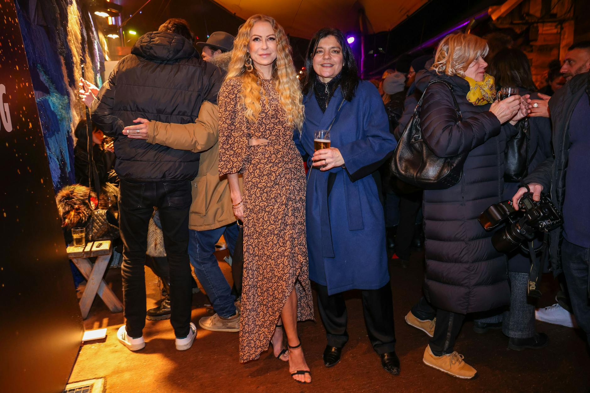 Jenny Elvers (l.) und Jasmin Tabatabai feiern bei der Medienboard-Party am Holzmarkt. 