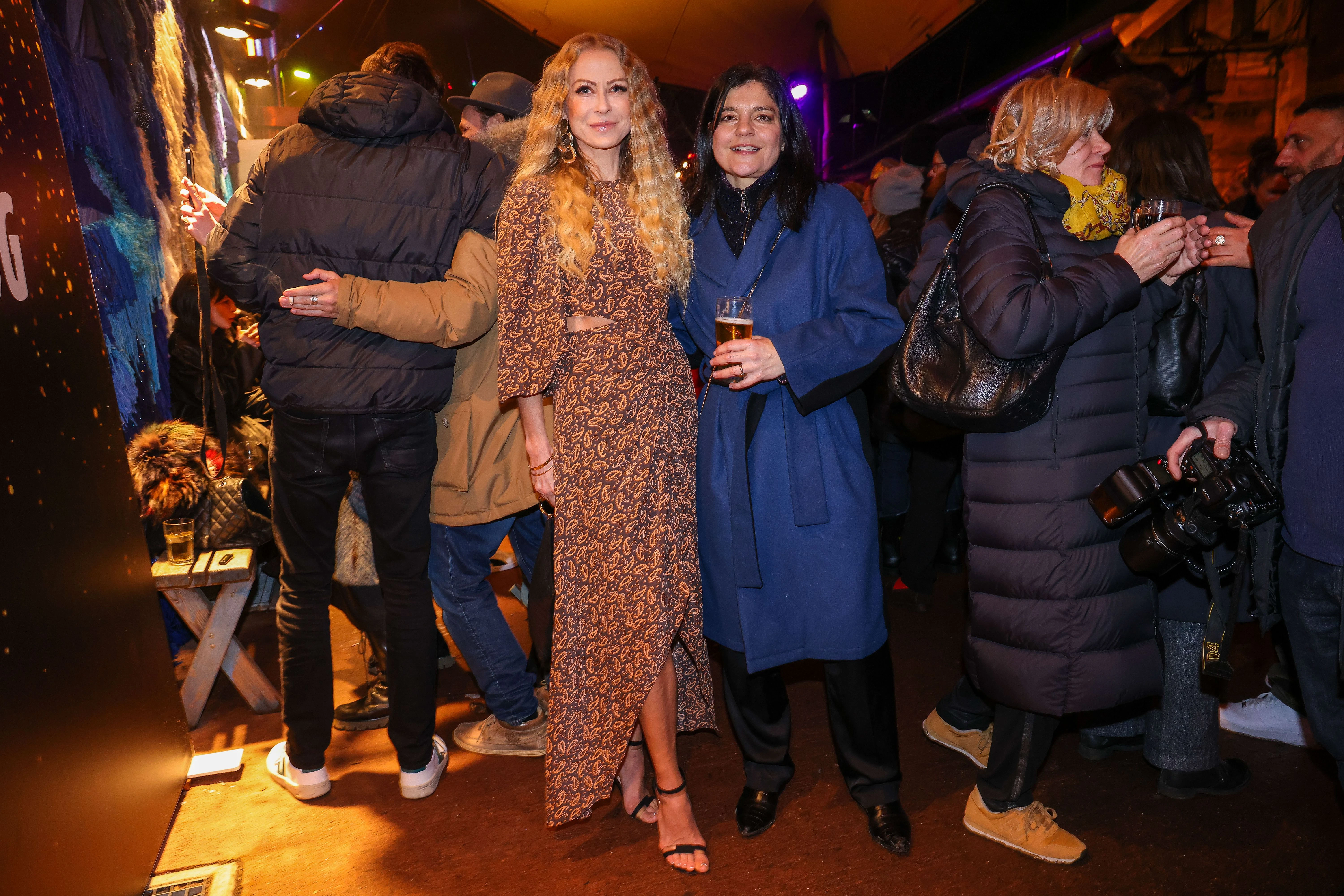 Jenny Elvers (l.) und Jasmin Tabatabai feiern bei der Medienboard-Party am Holzmarkt.&nbsp;