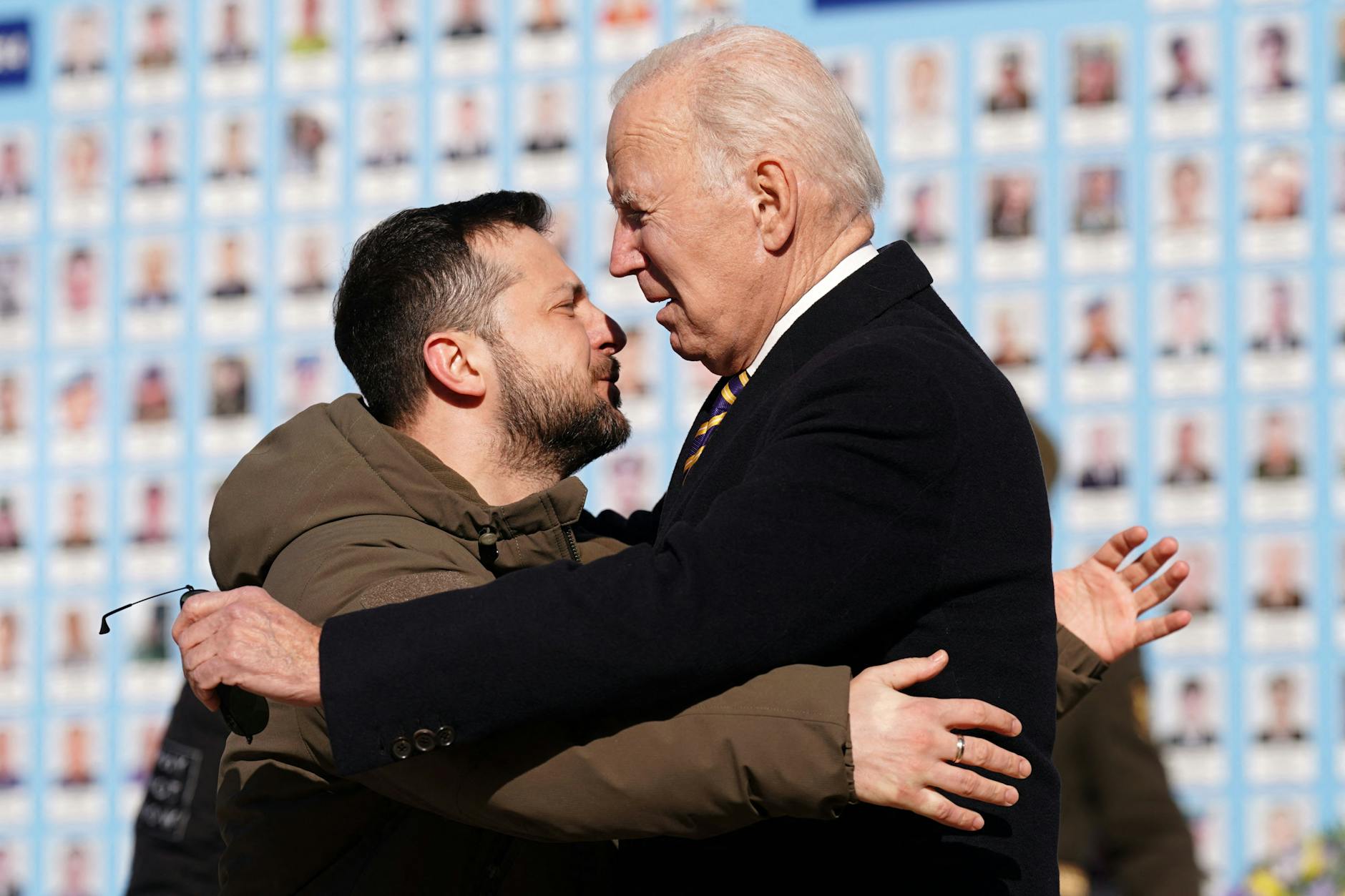 Der ukrainische Präsident Wolodymyr Selenskyj empfängt Joe Biden in Kiew.