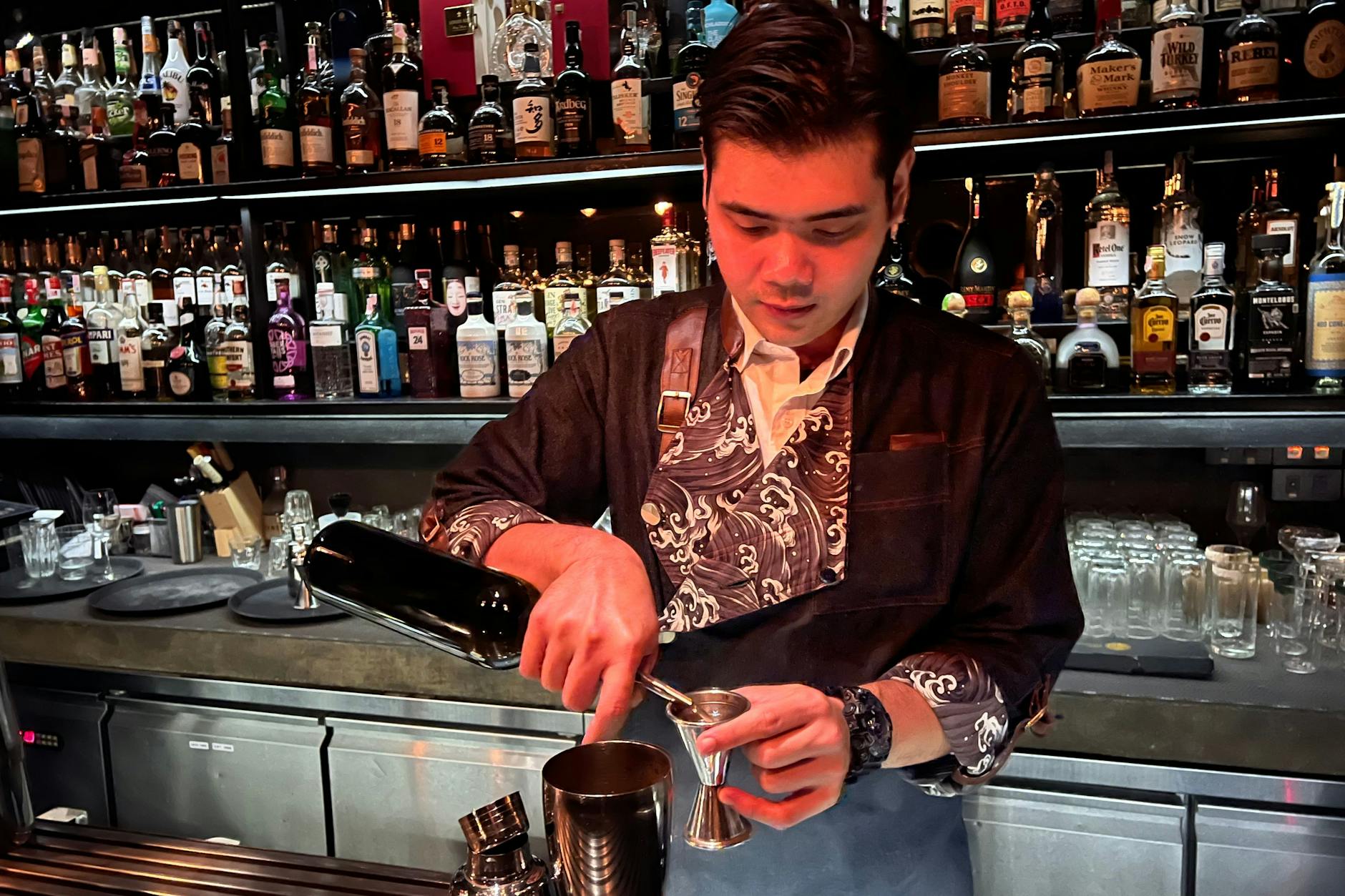 Bangkok: Chef-Barkeeper Ong mixt einen Drink in der Speakeasy-Bar Find The Locker Room. Flüsterbars erfreuen sich bei Nachtschwärmern aus aller Welt seit einigen Jahren wachsender Beliebtheit.