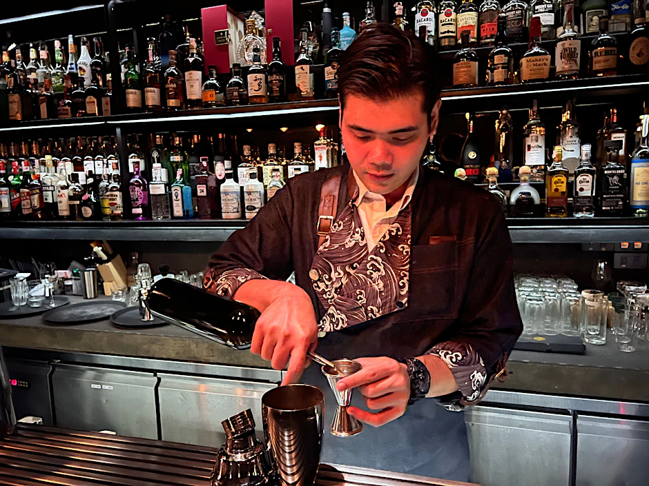 Bangkok: Chef-Barkeeper Ong mixt einen Drink in der Speakeasy-Bar Find The Locker Room. Flüsterbars erfreuen sich bei Nachtschwärmern aus aller Welt seit einigen Jahren wachsender Beliebtheit.