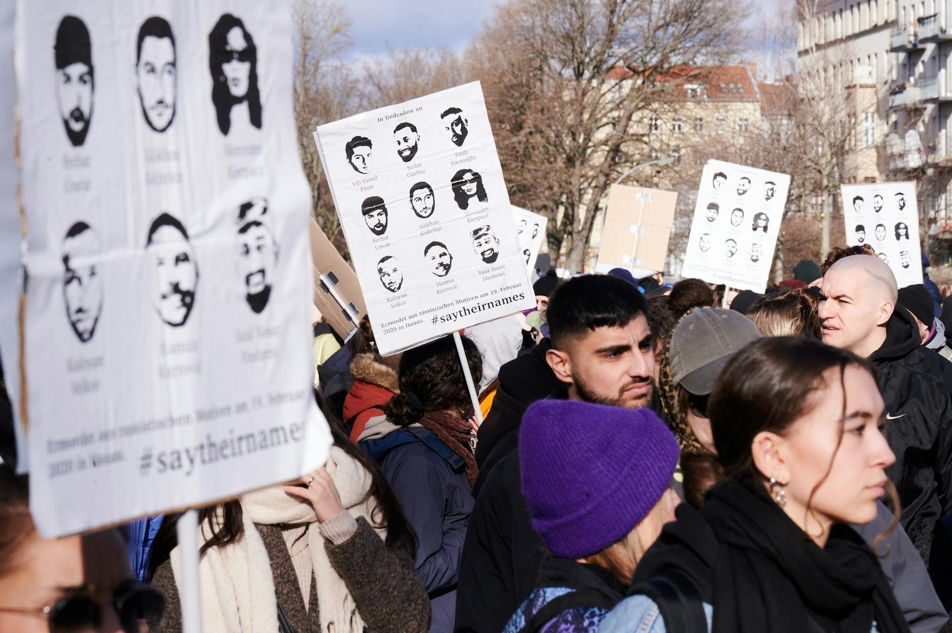 Gedenken in Hanau: Auf Plakaten sind die Namen und Gesichter der neun Menschen zu sehen, die vor drei Jahren ermordet wurden.