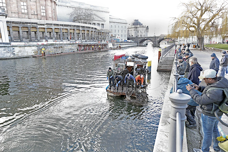 Berlin: 19.02.2023: Jan Ebel (roter Anzug) und seine Besatzung von Spree:publik sind mit der Rockfisch in Mitte an der Museumsinsel unterwegs und fischen Unmengen von Schrott aus der Spree.