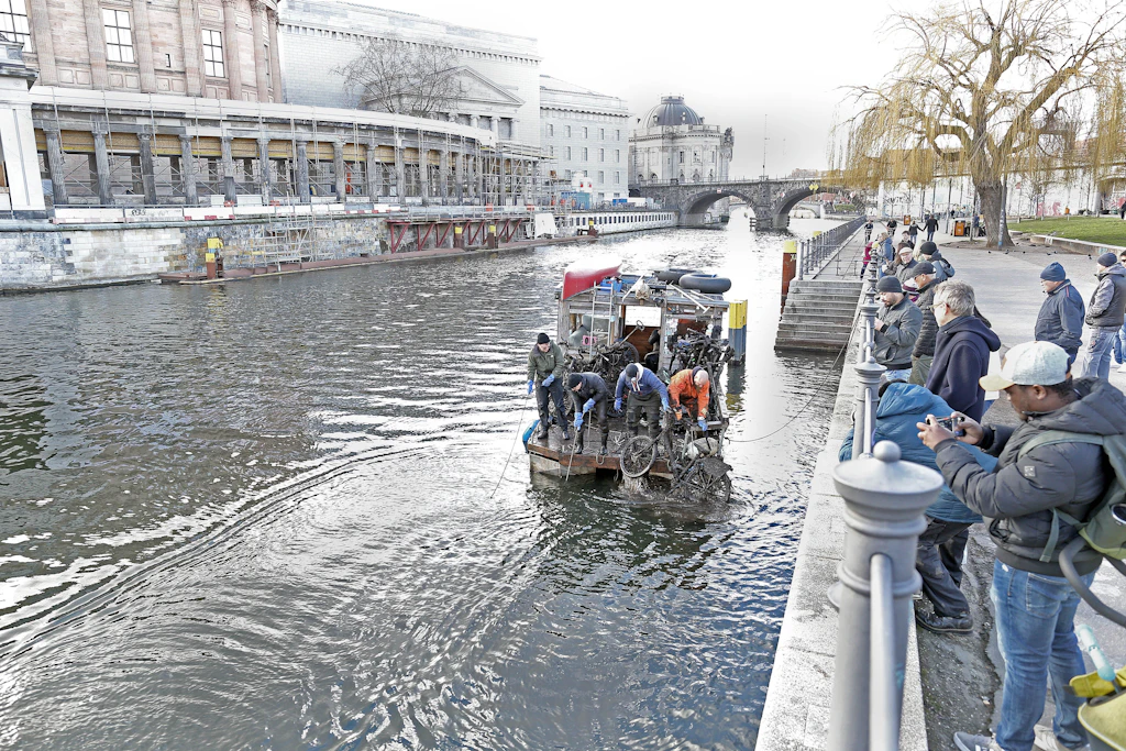 Umweltschützer angeln Elektroroller aus der Spree: „Es ist ein Fass ohne Boden“