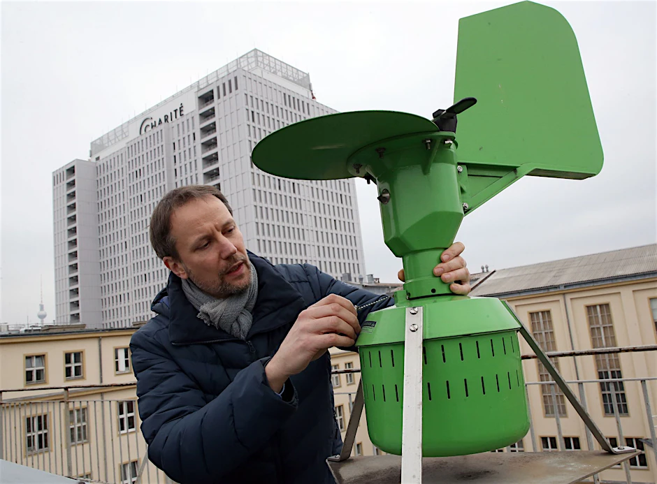 Landschaftsökologe Matthias Werchan kontrolliert auf dem Dach der Hautklinik der Charité in Berlin eine Pollenfalle.  