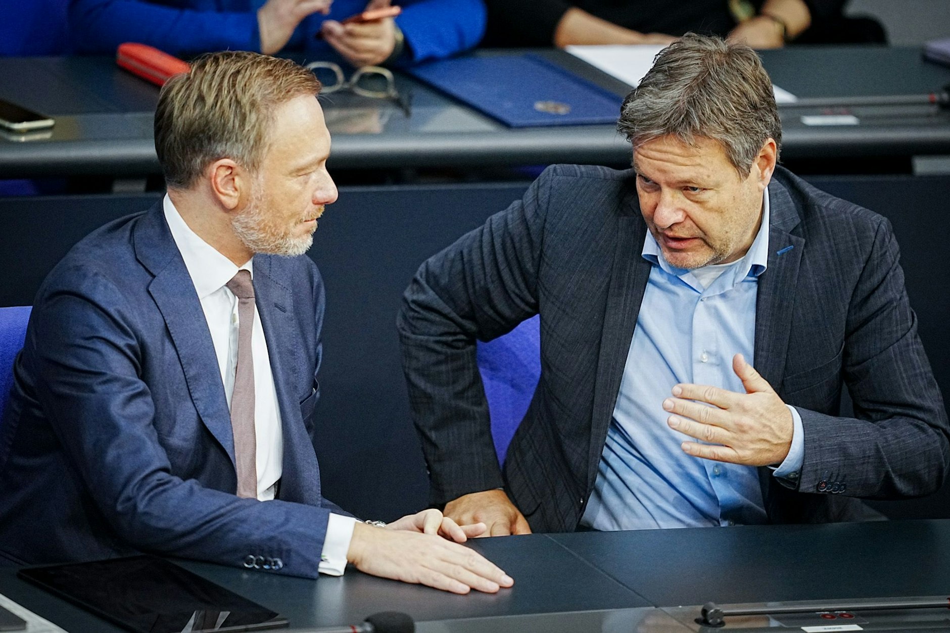 Finanzminister Christian Lindner (l.) und Wirtschaftsminister Robert Habeck während der Generaldebatte der Haushaltswoche im vergangenen November