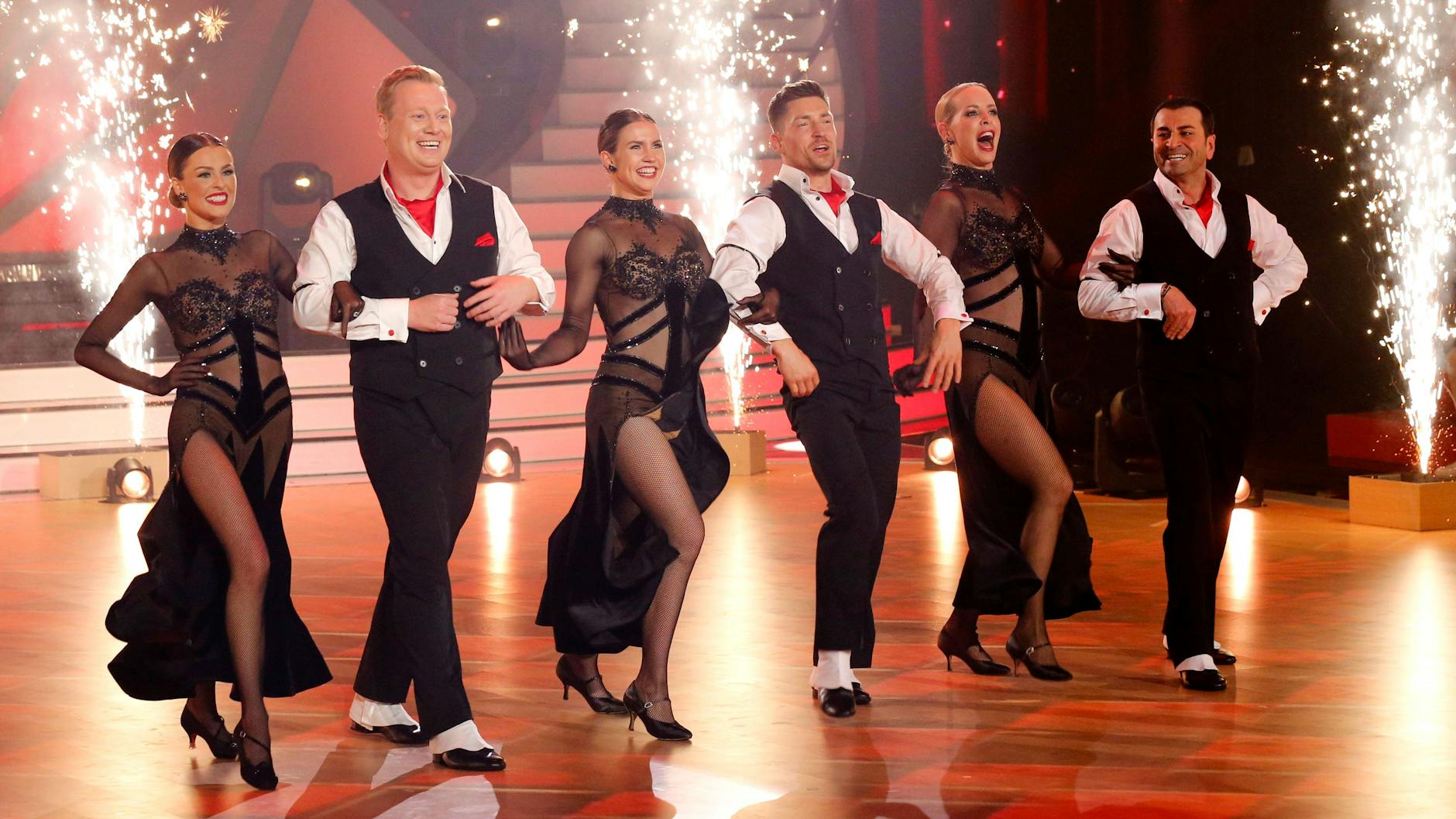 Für seine Vorstellung im „Let’s Dance“-Gruppentanz kassierte Jens „Knossi“ Knossalla (2.v.l.) 12 Punkte von der Jury.