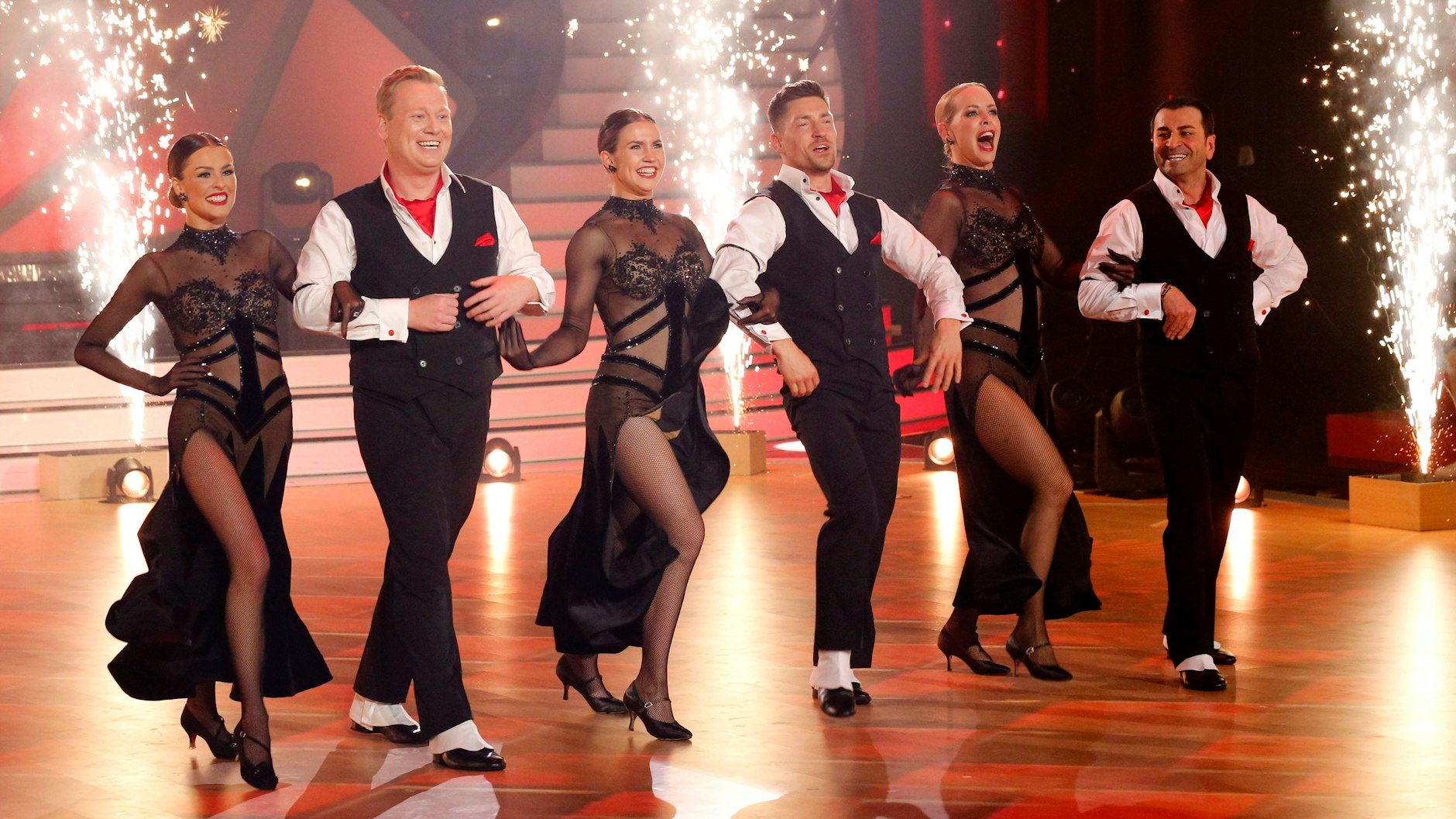 Für seine Vorstellung im „Let’s Dance“-Gruppentanz kassierte Jens „Knossi“ Knossalla (2.v.l.) 12 Punkte von der Jury.