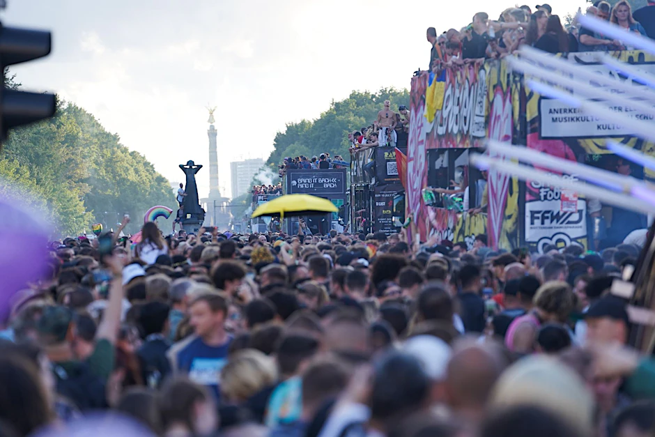 Berlin: Eine Parade aus Techno-Fans zieht tanzend auf der Straße des 17. Juni vorbei.