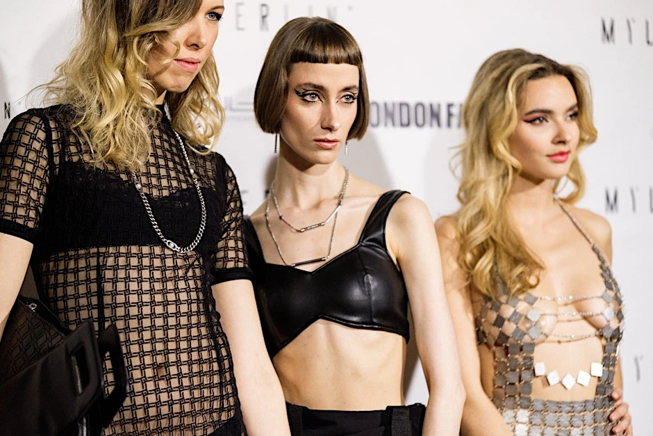 Am Wochenende bei der Show von MYL Berlin:&nbsp;Die Veranstaltung wurde im Rahmen der Londoner Modewoche live gestreamt. Drei Models posieren nach der Show noch mal vor der Fotoleinwand.