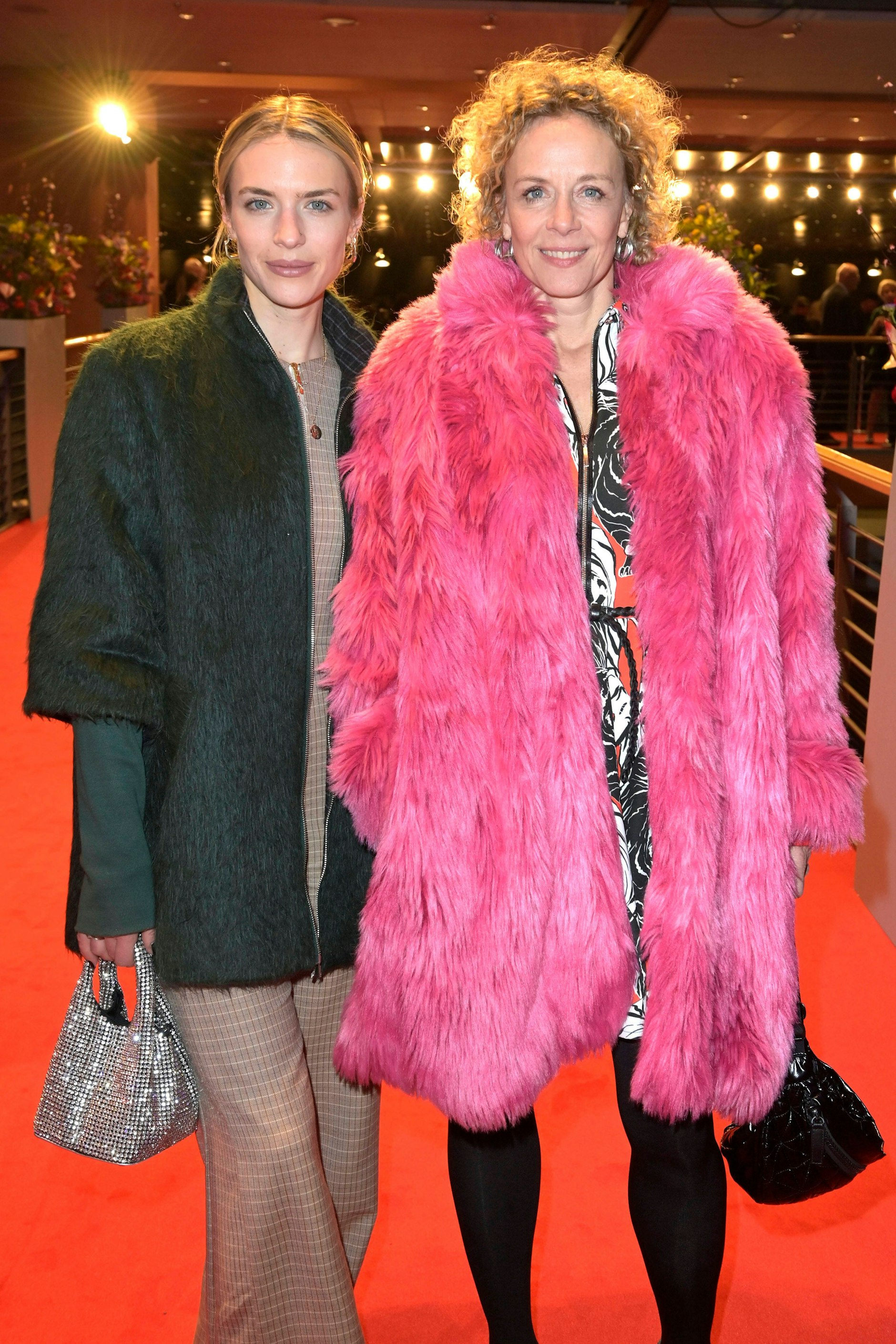 <strong>FLOP:</strong> Katja Riemann ist auf dem Weg zur Berlinale offenbar mit einer Muppet-Puppe zusammengestoßen. Hat dem armen Viech das Fell über die Ohren gezogen und kurzerhand eine Plüschjacke daraus gemacht. Das hätte auch ganz gut funktionieren können, wenn sich das pinkfarbene Ungetüm nicht so schlimm mit dem gemusterten Kleid darunter beißen würde. Da beweist Tochter Paula, die ihre schauspielernde Mutter zu den Filmfestspielen begleitet, schon viel mehr Stilgespür.