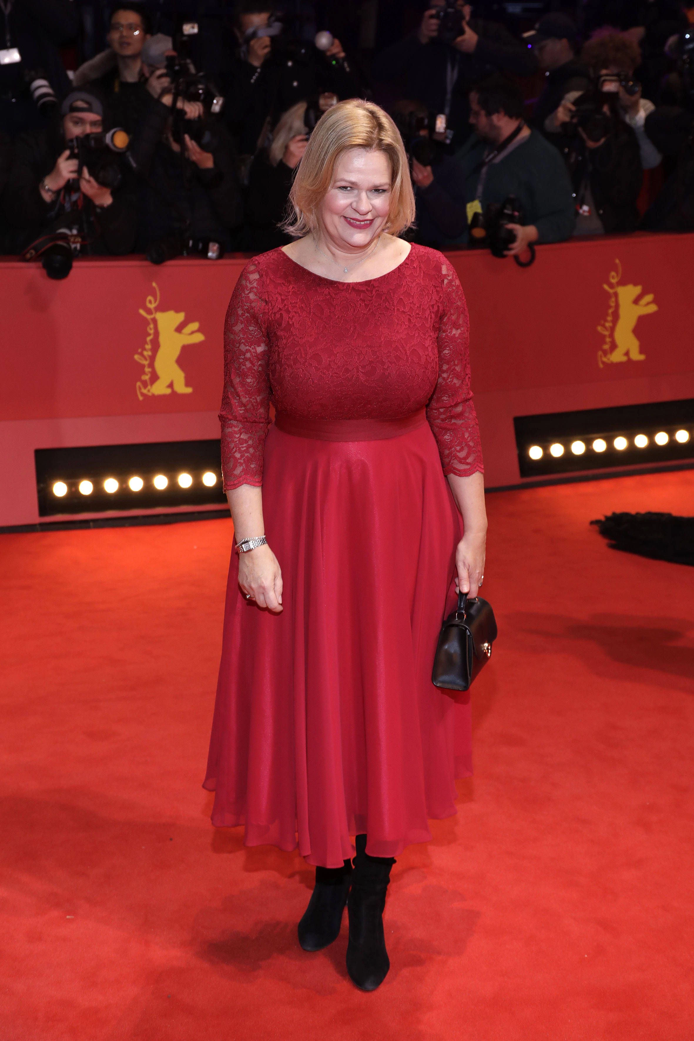 <strong>FLOP:</strong> Auch wenn das Kleid ein bisschen was von „Schwiegermutter auf der Dorfhochzeit“ hat, könnte man es Nancy Faeser eigentlich verzeihen. Es passt der Innenministerin gut, schmeichelt ihr auch farblich. Wer immer ihr allerdings gesagt hat, sie solle dazu eine kastenförmige schwarze Tasche und vor allem Stiefel wählen, war wohl nicht ganz bei Sinnen. Merke: Die Accessoires sind mindestens genauso wichtig wie das Kleid.