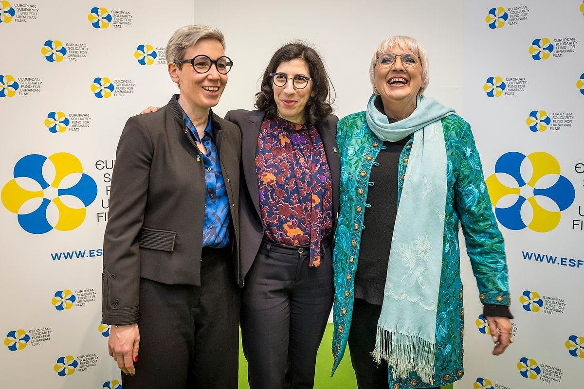 Die Kulturbeauftragten Sam Tanson, Rima Abdul Malak und Claudia Roth (v.l.) stellen bei der Berlinale das Förderprogramm für die Ukraine vor.