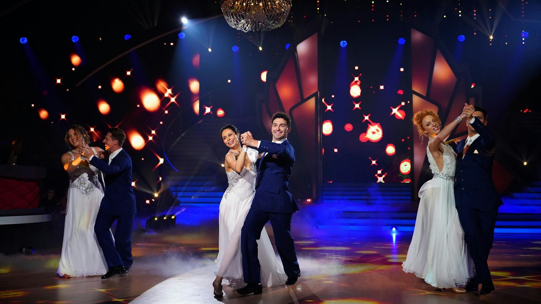 Der „Let’s Dance“-Gruppentanz von Alex Mariah Peter (l.), Natalia Yegorova (M.) und Anna Ermakova mit den Profis Valentin Lusin, Andrzej Cibis und Alexandru Ionel. was das Highlight der Auftaktshow 2023