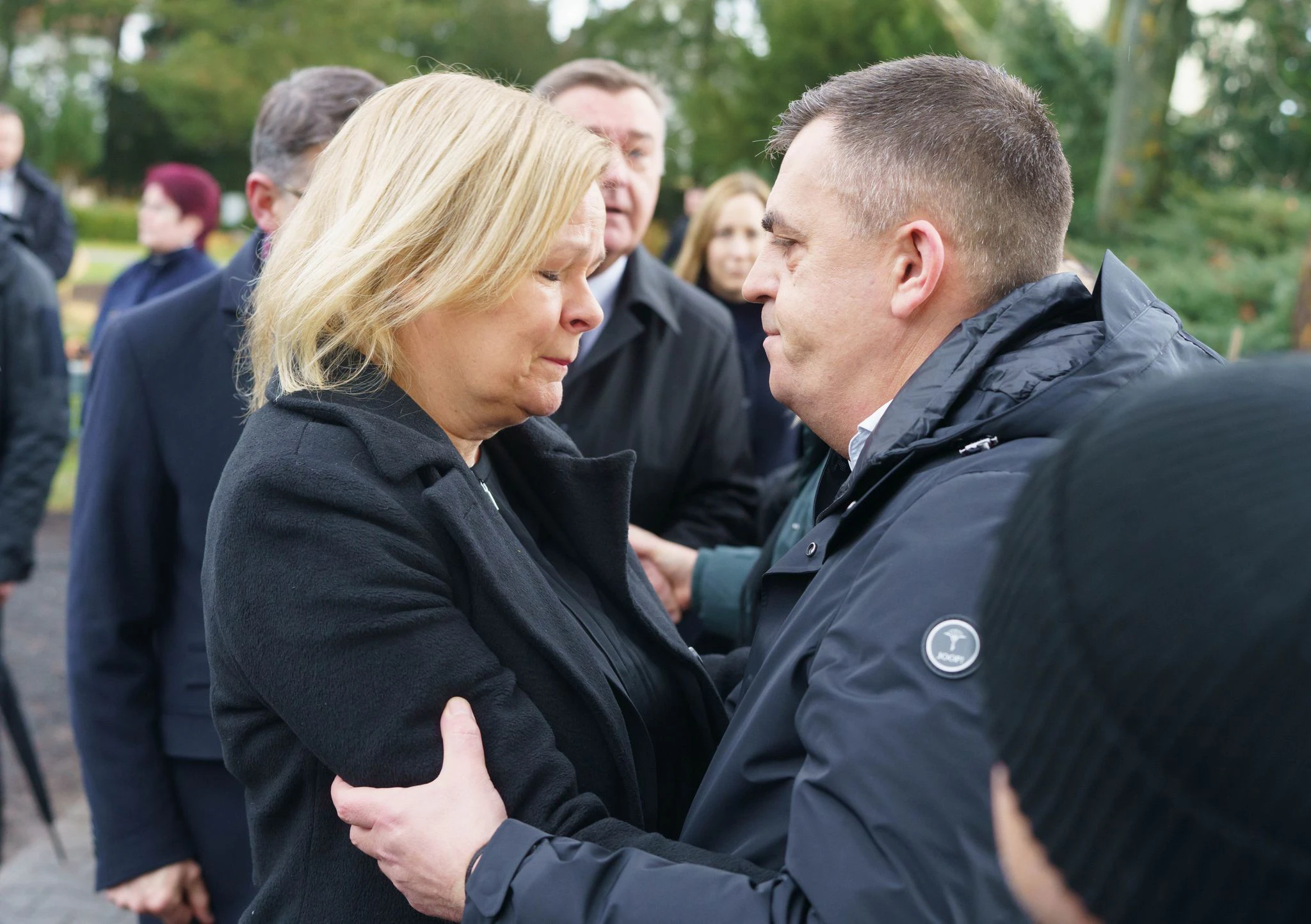 dpatopbilder - Bundesinnenministerin Nancy Faeser spricht auf dem Hanauer Hauptfriedhof mit dem Vater eines der Opfer.  