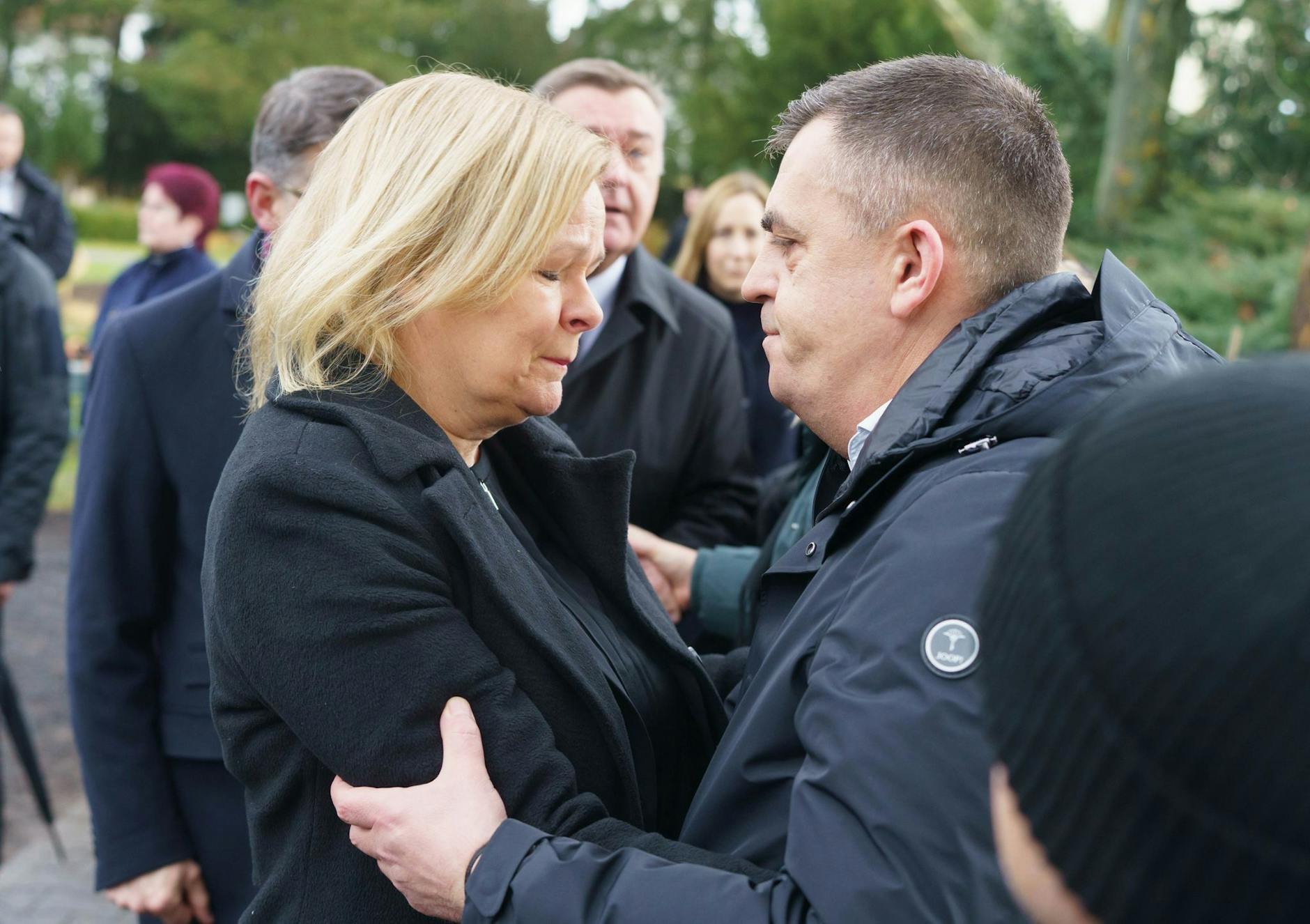 dpatopbilder - Bundesinnenministerin Nancy Faeser spricht auf dem Hanauer Hauptfriedhof mit dem Vater eines der Opfer.