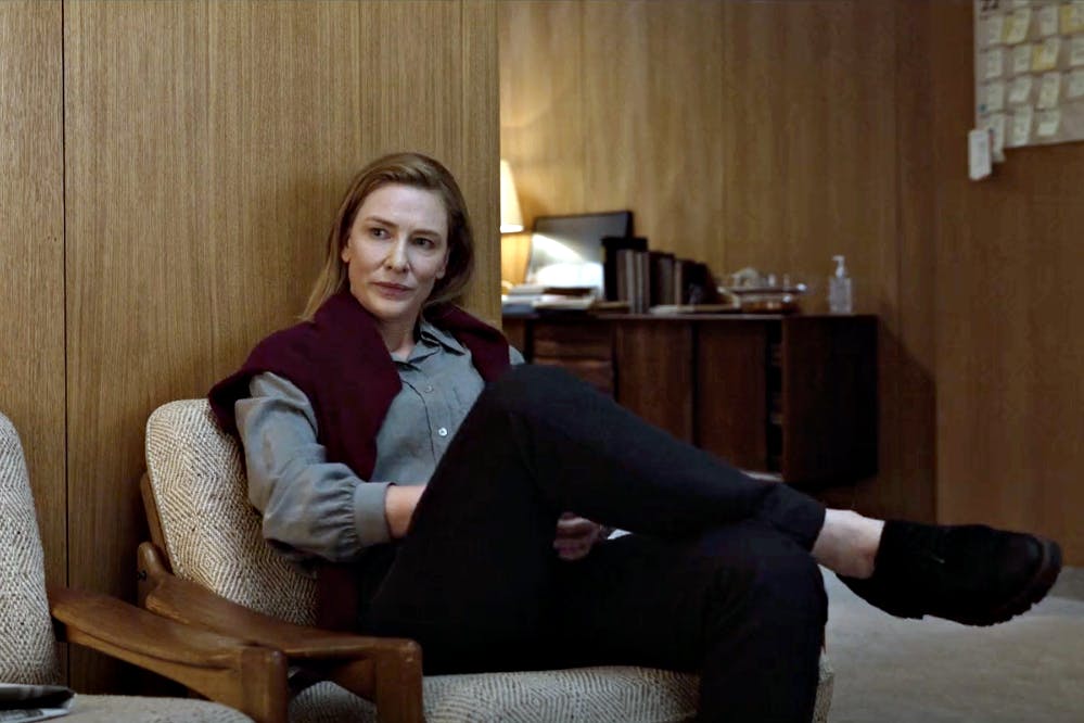 Ohne Socken in rahmengenähten Schnürern, Kaschmirpulli als Schal: Dirigentin Lydia Tár (Cate Blanchett) spielt virtuos auf der Klaviatur des männlichen Elite-Looks.