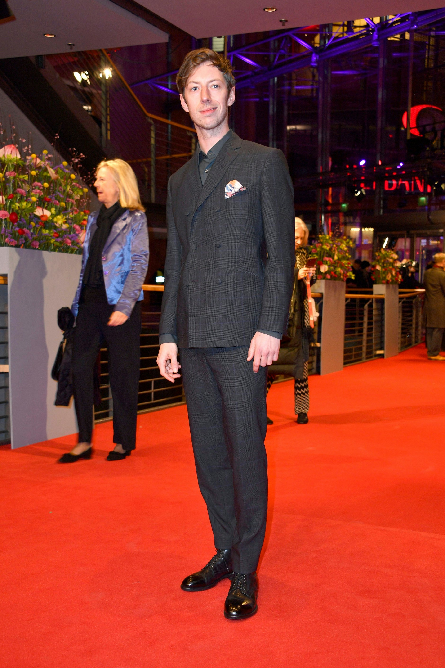 <strong>TOP:</strong> Der Sitz ist beim Anzug wohl das Wichtigste. Wenn er sitzt, dann ist er so schlecht schon mal nicht, könnte man sagen. Insofern hat Maximilian Mauff schon allein durch die Wahl eines Ensembles, das ihm wirklich gut passt, eine Menge richtig gemacht. Was aber seinen Berlinale-Anzug zu einem wirklichen Gewinner-Look macht, ist zum einen die attraktive gräulich-grüne Farbe und zum anderen das hübsche Einstecktuch. Einfach top!