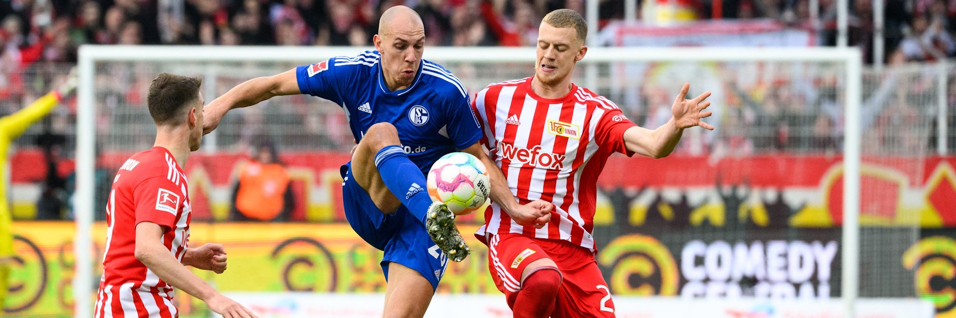 Timo Baumgartl vom 1. FC Union im Zweikampf mit Michael Frey vom FC Schalke 04 im Stadion An der Alten Försterei