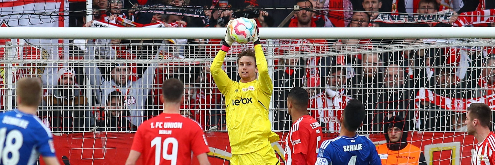 Viel Kampf, wenig Glanz herrschte beim Spiel des 1. FC Union gegen Schalke 04. Und die Torhüter wie hier Unions Frederik Rönnow hatten eigentlich wenig zu tun. 