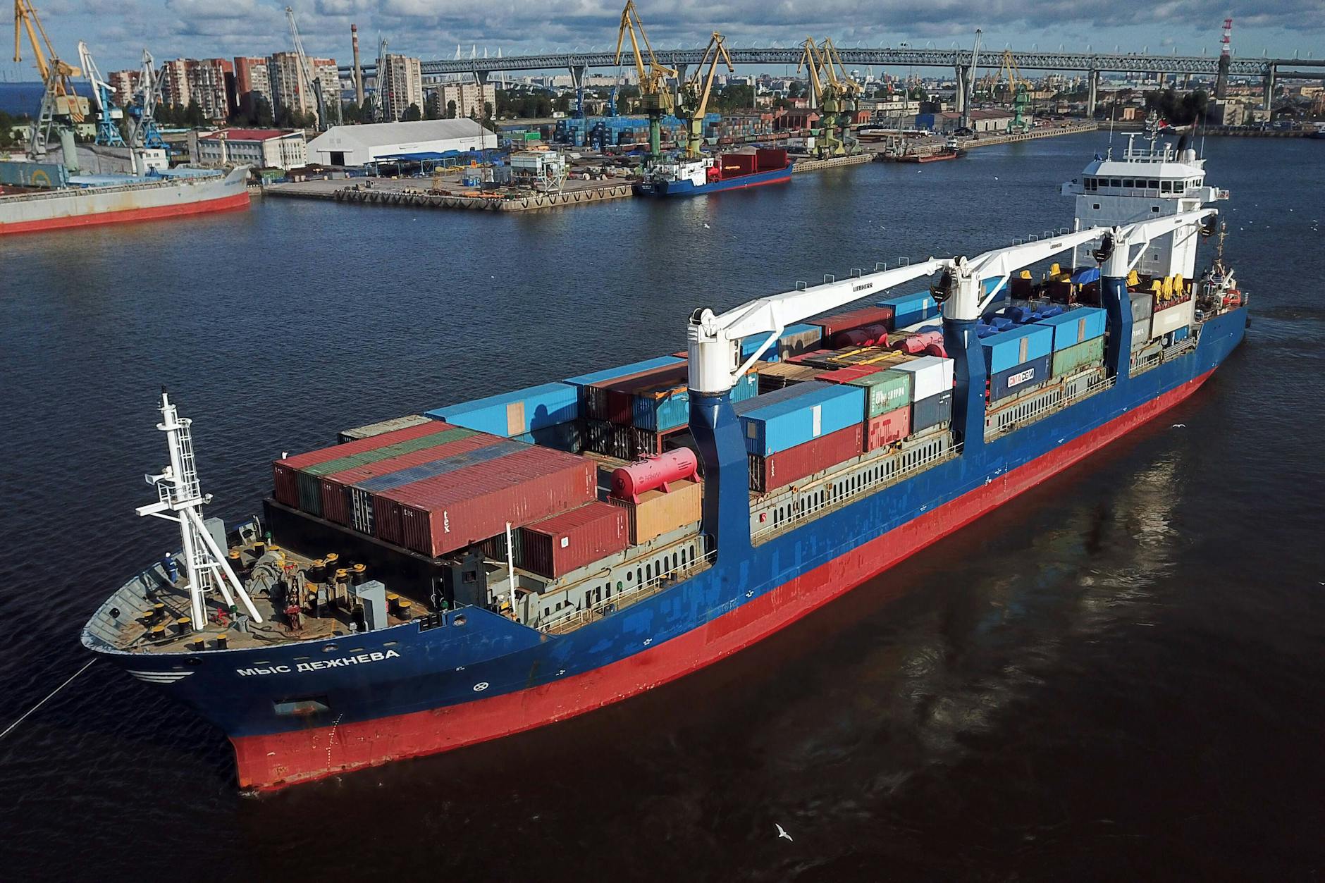 Container im Hafen von St. Petersburg