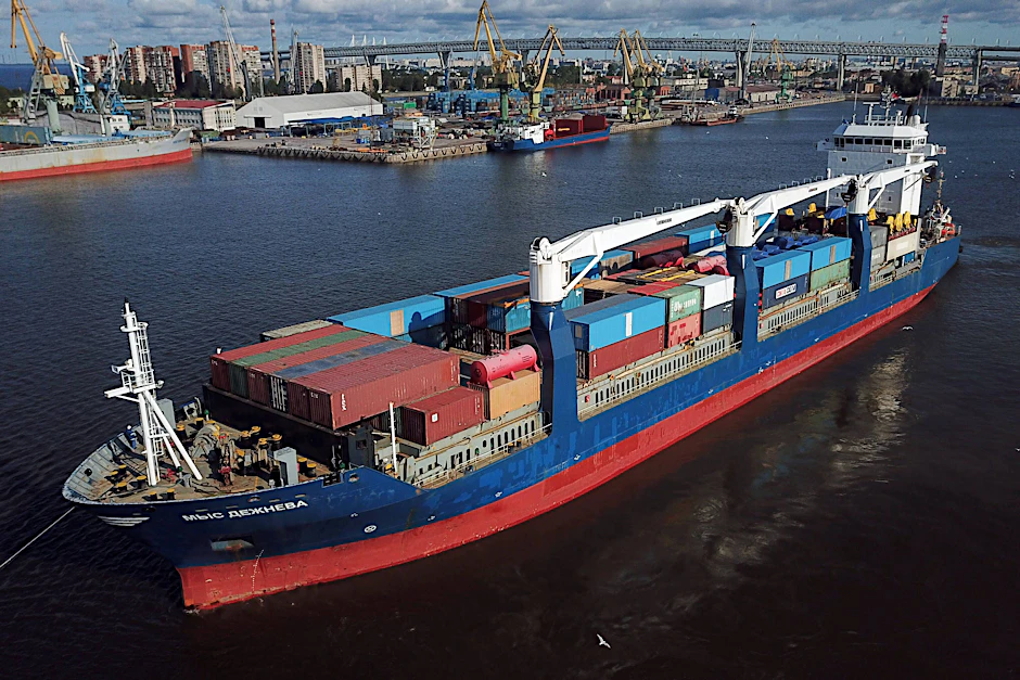 Container im Hafen von St. Petersburg