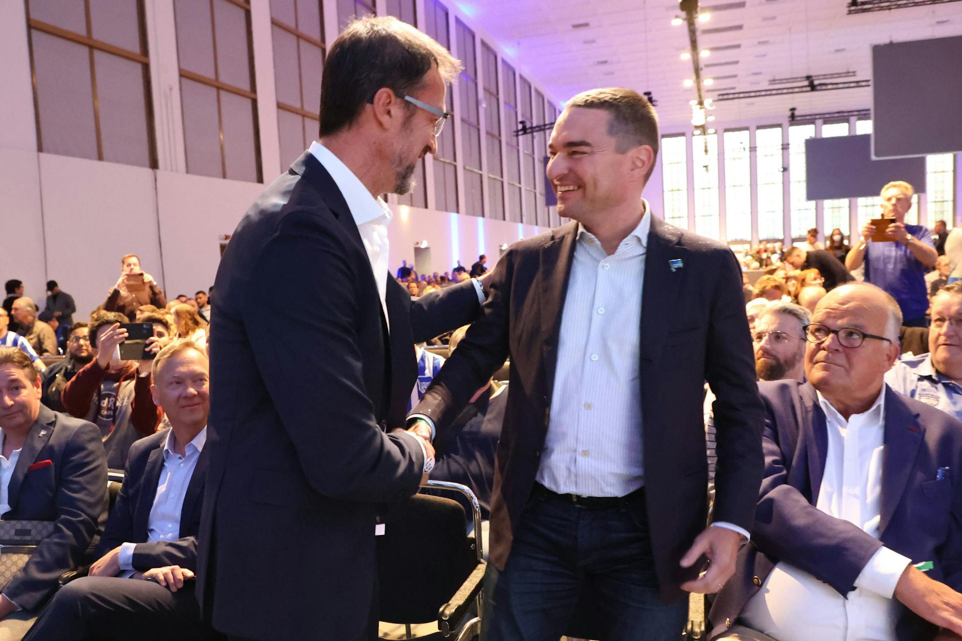 Ex-Manager Fredi Bobic (l.) ist bei Hertha BSC bereits Geschichte. Nun soll auch Investor Lars Windhorst folgen und seine Anteile an 777 Partners verkaufen.