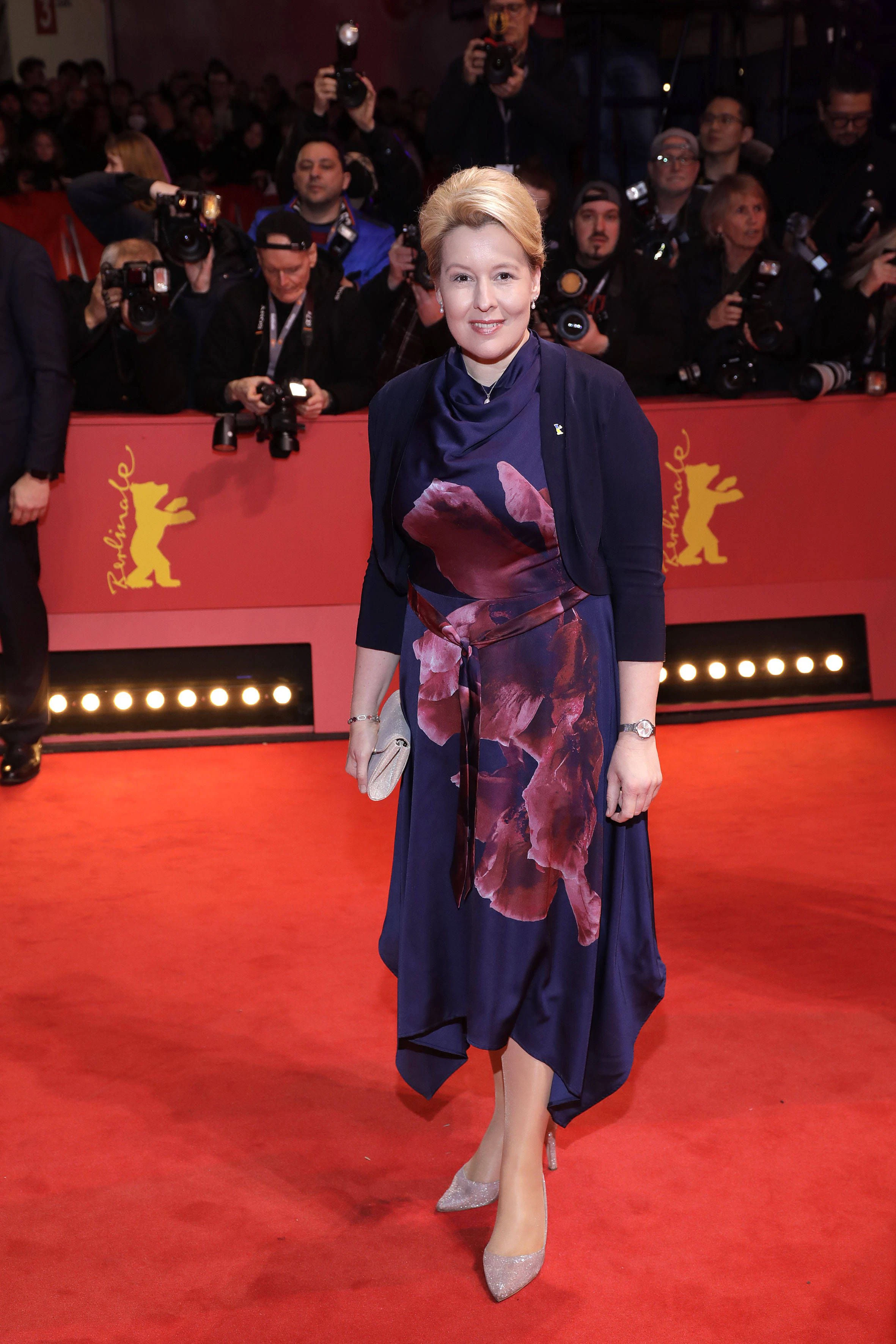 <strong>FLOP:</strong> Schon das Kleid an sich ist keine gute Wahl. Es sieht einfach nicht nach rotem Teppich aus, sondern eher nach Sommerfest im Willy-Brandt-Haus. Wirklich schwierig machen den Look unserer Regierenden Bürgermeisterin aber vor allem die Schuhe, die farblich so gar nicht zum restlichen Outfit passen wollen, und das biedere, steife Jäckchen, dass dem Kleid alles von seiner fließenden Beweglichkeit nimmt. Ja – die Frau hat gerade wirklich andere Sorgen. Ein bisschen mehr Denkarbeit hätte sie in ihren Berlinale-Auftritt trotzdem investieren sollen.