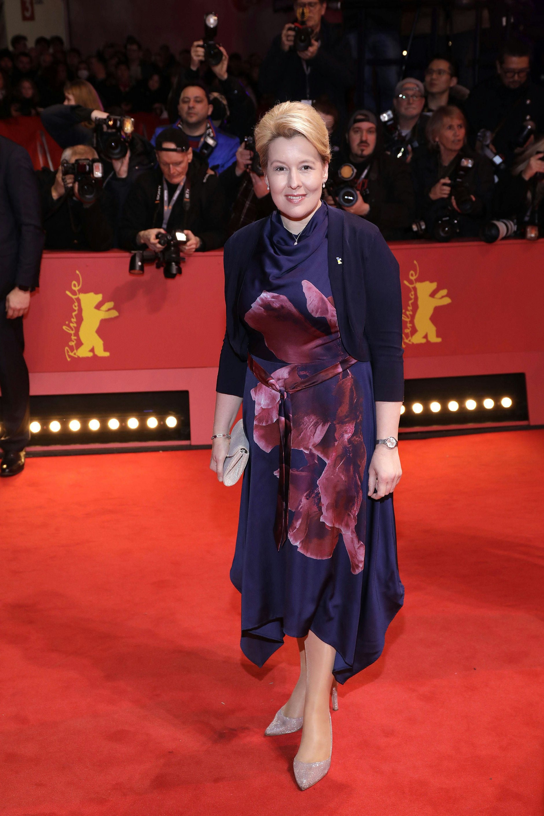 <strong>FLOP:</strong> Schon das Kleid an sich ist keine gute Wahl. Es sieht einfach nicht nach rotem Teppich aus, sondern eher nach Sommerfest im Willy-Brandt-Haus. Wirklich schwierig machen den Look unserer Regierenden Bürgermeisterin aber vor allem die Schuhe, die farblich so gar nicht zum restlichen Outfit passen wollen, und das biedere, steife Jäckchen, dass dem Kleid alles von seiner fließenden Beweglichkeit nimmt. Ja – die Frau hat gerade wirklich andere Sorgen. Ein bisschen mehr Denkarbeit hätte sie in ihren Berlinale-Auftritt trotzdem investieren sollen.