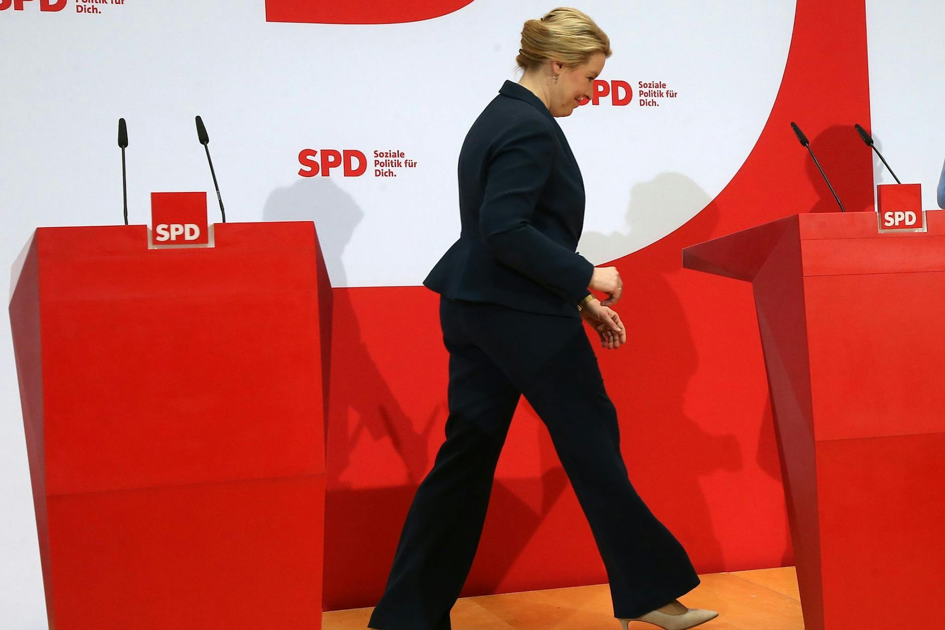Franziska Giffey (SPD), Regierende Bürgermeisterin von Berlin, verlässt das Podium. Wird die SPD in Berlin an der Macht bleiben?