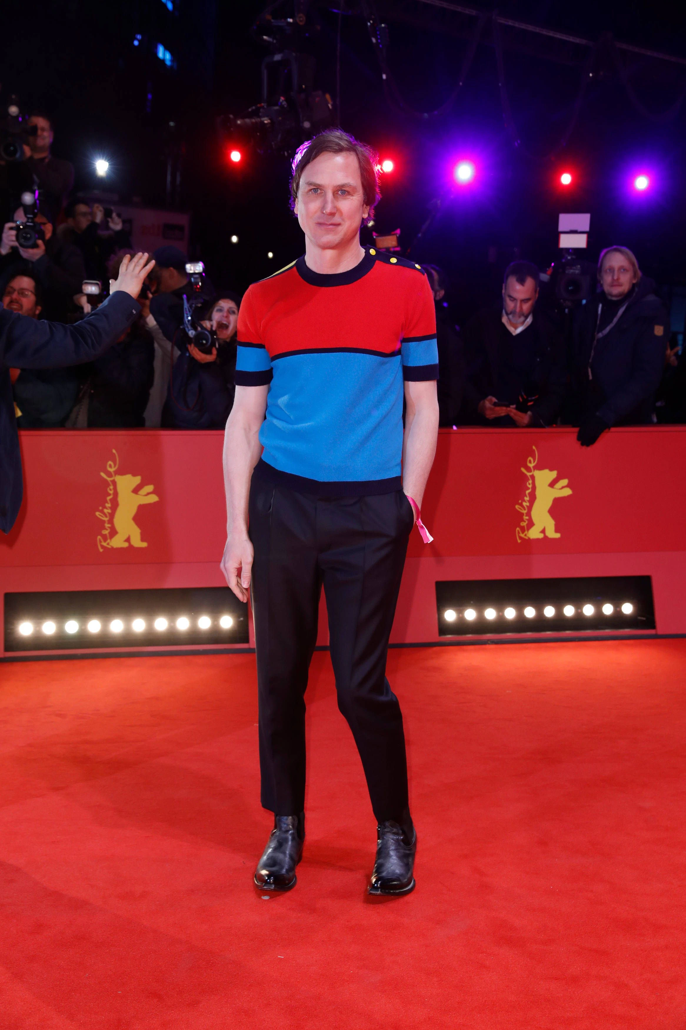 <strong>FLOP:</strong> Lars Eidinger probiert sich modisch gerne aus. Das verdient Respekt und gibt durchaus Anlass, über Patzer und Fauxpas immer mal wieder generös hinwegzusehen. Sein Berlinale-Auftritt im kurzärmeligen Strickoberteil aber hat Kritik verdient: Weil er so gar nicht festlich-feierlich wirkte und die Klamotte – sorry – an Lars Eidinger einfach wie ein Kinderpulli aussieht. Auf dem roten Teppich der Filmfestspiele hat so ein Kita-Look jedenfalls nichts verloren.