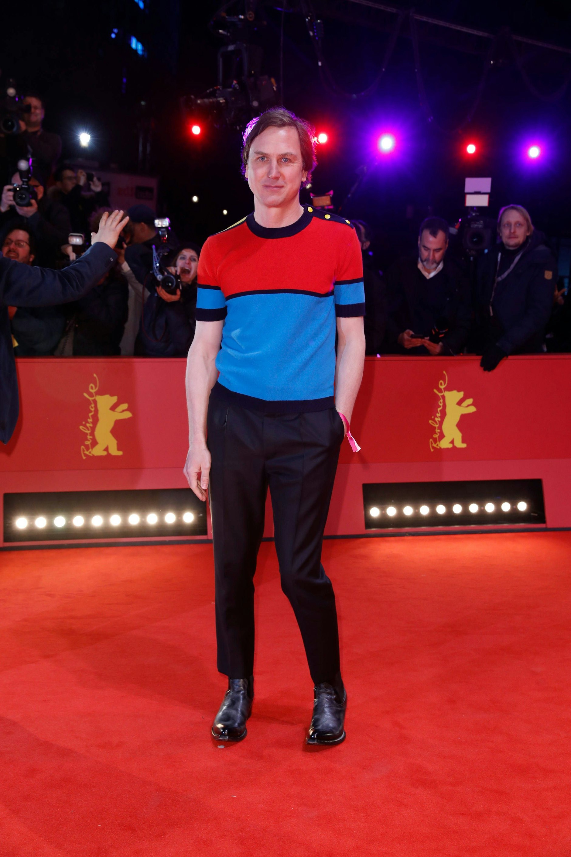 <strong>FLOP:</strong> Lars Eidinger probiert sich modisch gerne aus. Das verdient Respekt und gibt durchaus Anlass, über Patzer und Fauxpas immer mal wieder generös hinwegzusehen. Sein Berlinale-Auftritt im kurzärmeligen Strickoberteil aber hat Kritik verdient: Weil er so gar nicht festlich-feierlich wirkte und die Klamotte – sorry – an Lars Eidinger einfach wie ein Kinderpulli aussieht. Auf dem roten Teppich der Filmfestspiele hat so ein Kita-Look jedenfalls nichts verloren.