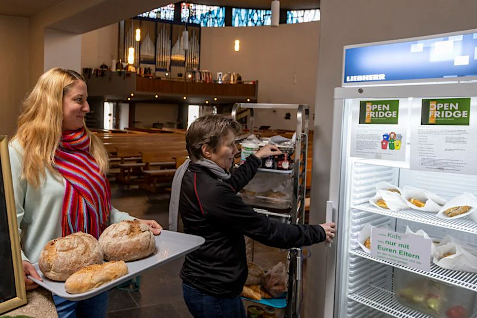 Schwester Bettina (r.) von den Steyler Missionsschwestern der Kirche St. Aposteln und Lisa Villioth, örtliche Vorsitzende des Vereins Foodsharing, retten Lebensmittel vor dem Müll.