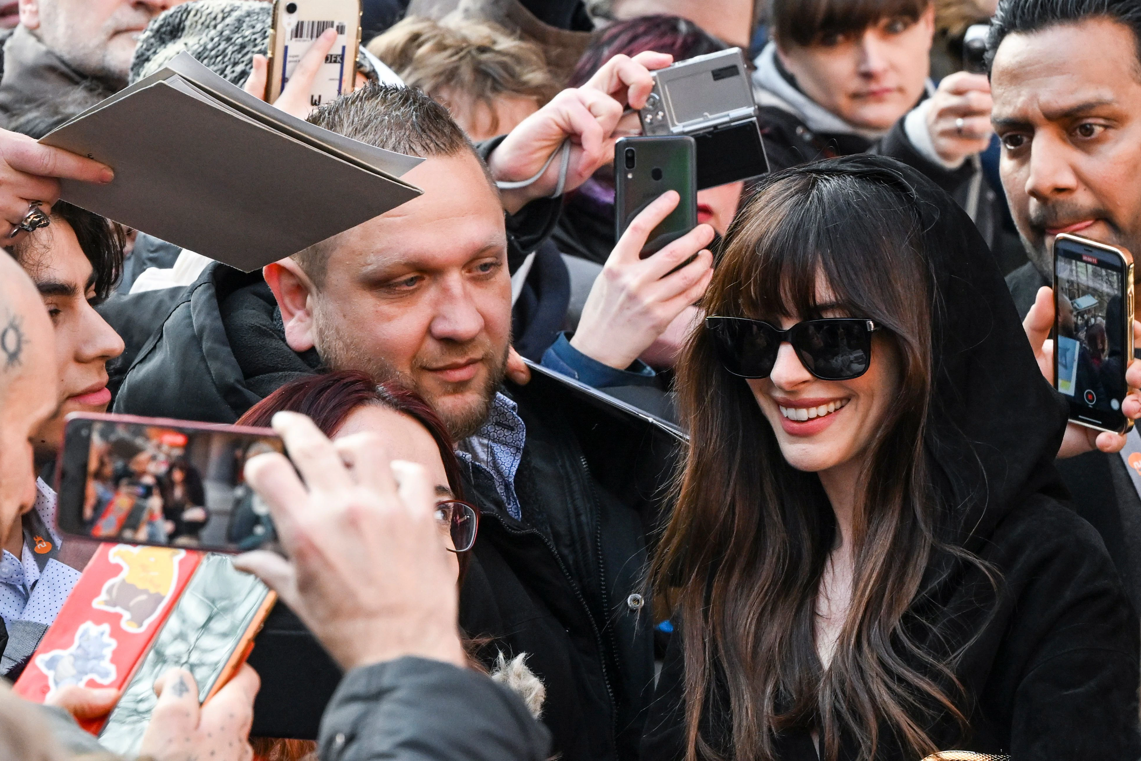 Autogrammjäger umlagern Schauspielerin Anne Hathaway vor dem Berlinale-Palast.&nbsp;