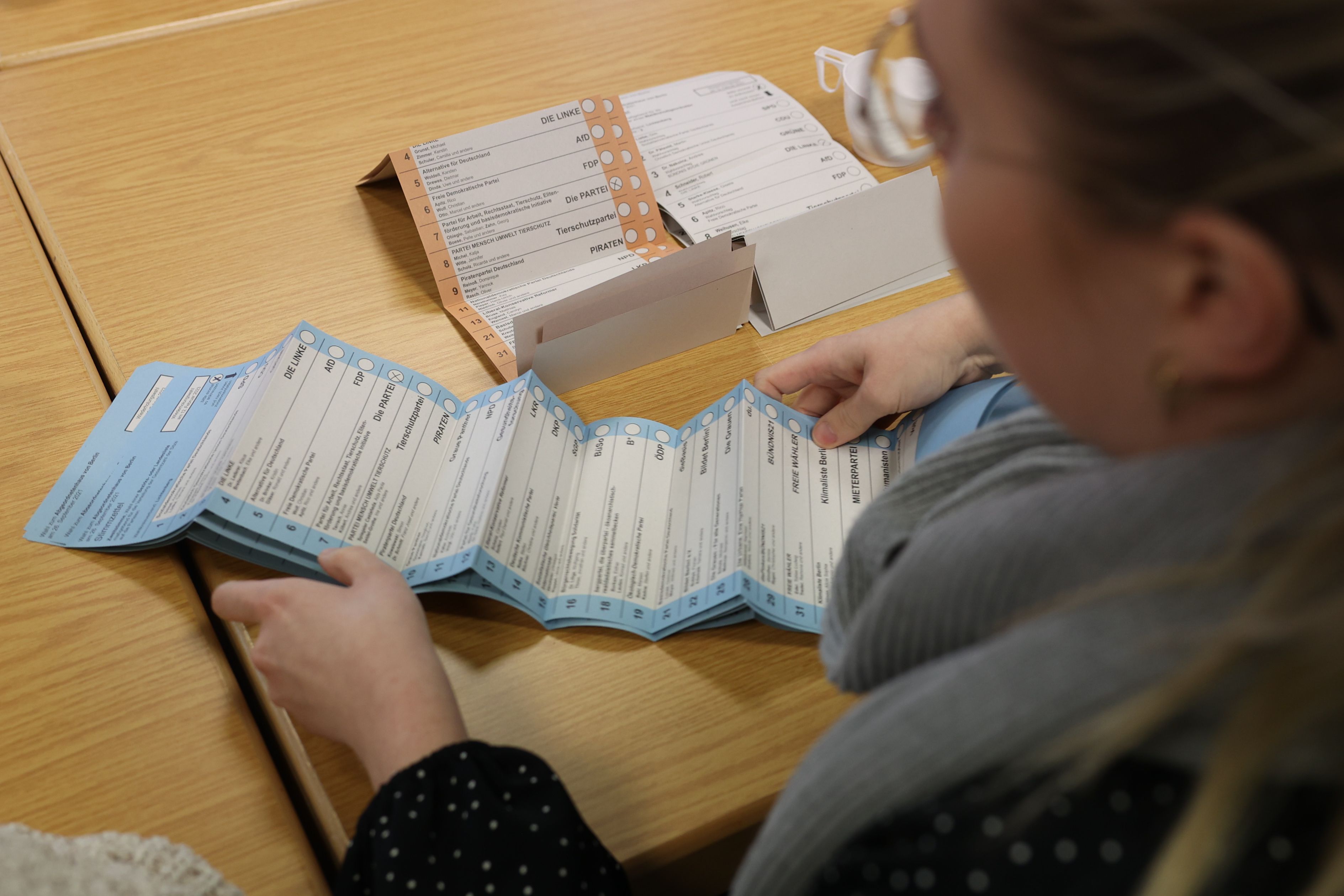 CDU-Mann siegt nach Briefwahl-Panne und Kopf-an-Kopf-Rennen bei neuer Berlin-Wahl – und jetzt gibt es richtig Zoff