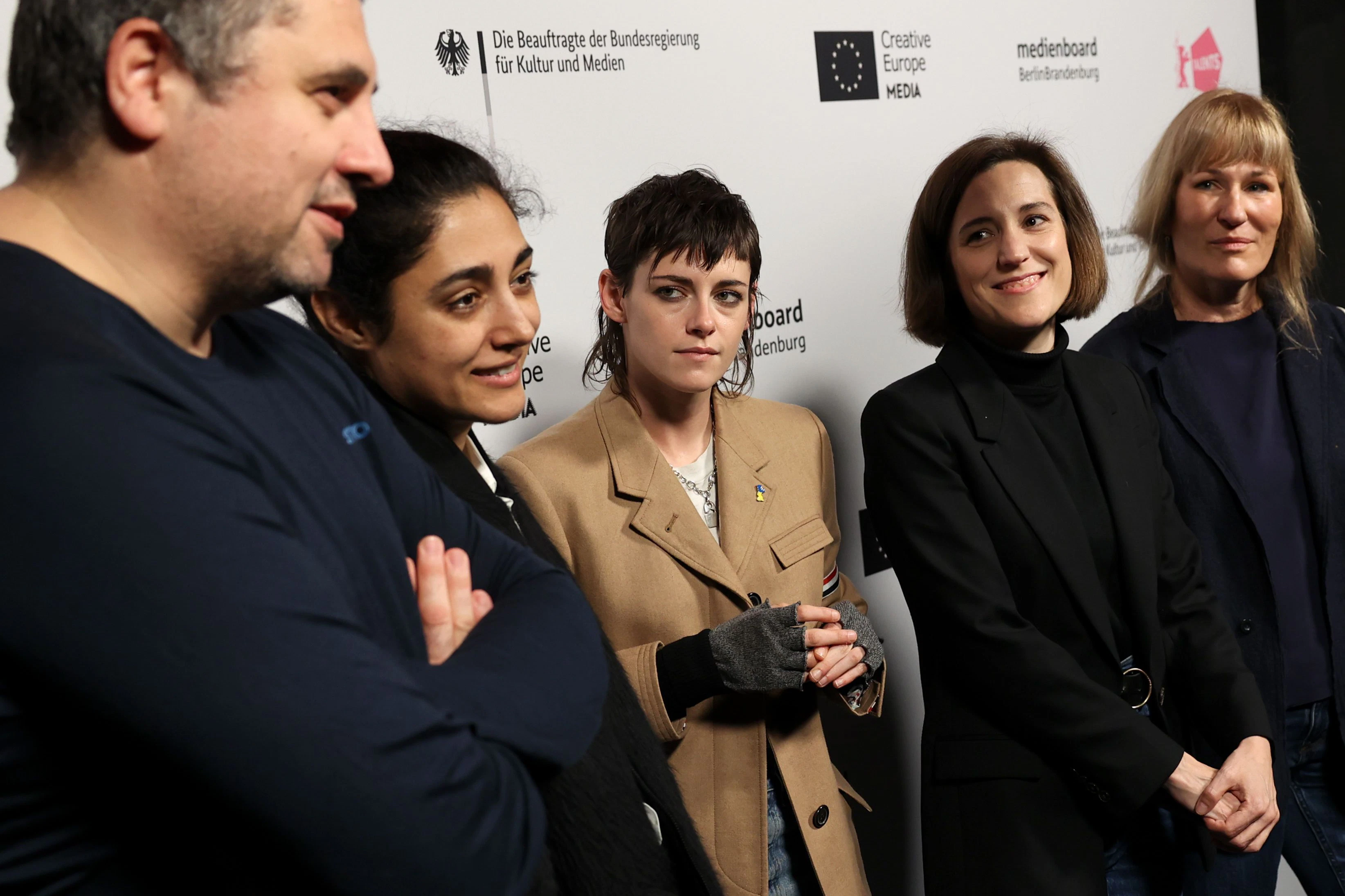 Die Jury-Mitglieder Radu Jude, Golshifteh Farahani, Jurypräsidentin Kristen Stewart, Carla Simón und Valeska Griesebach
