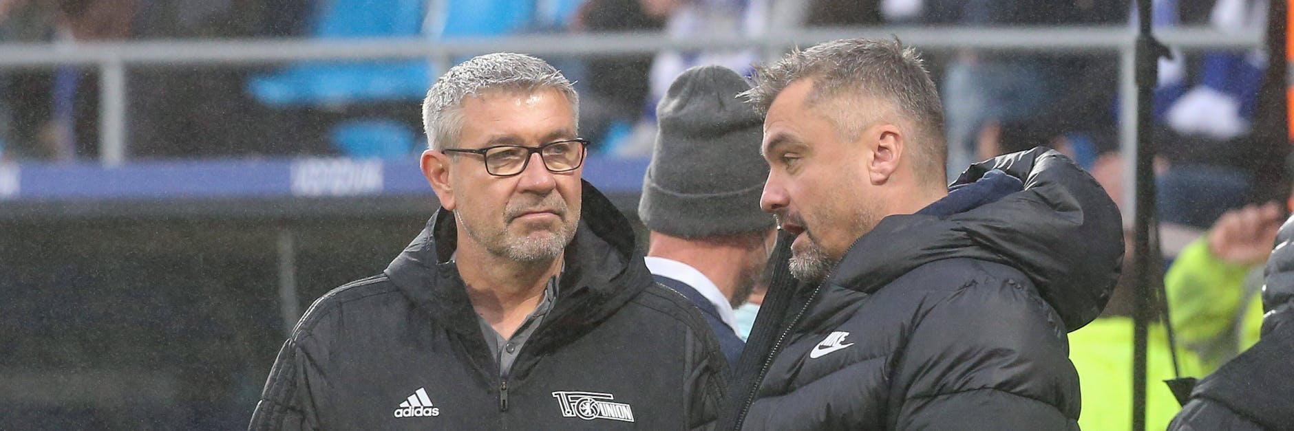 Urs Fischer vom 1. FC Union im Gespräch mit Schalkes Trainer Thomas Reis (r.), seinerzeit noch in den Diensten des VfL Bochum.