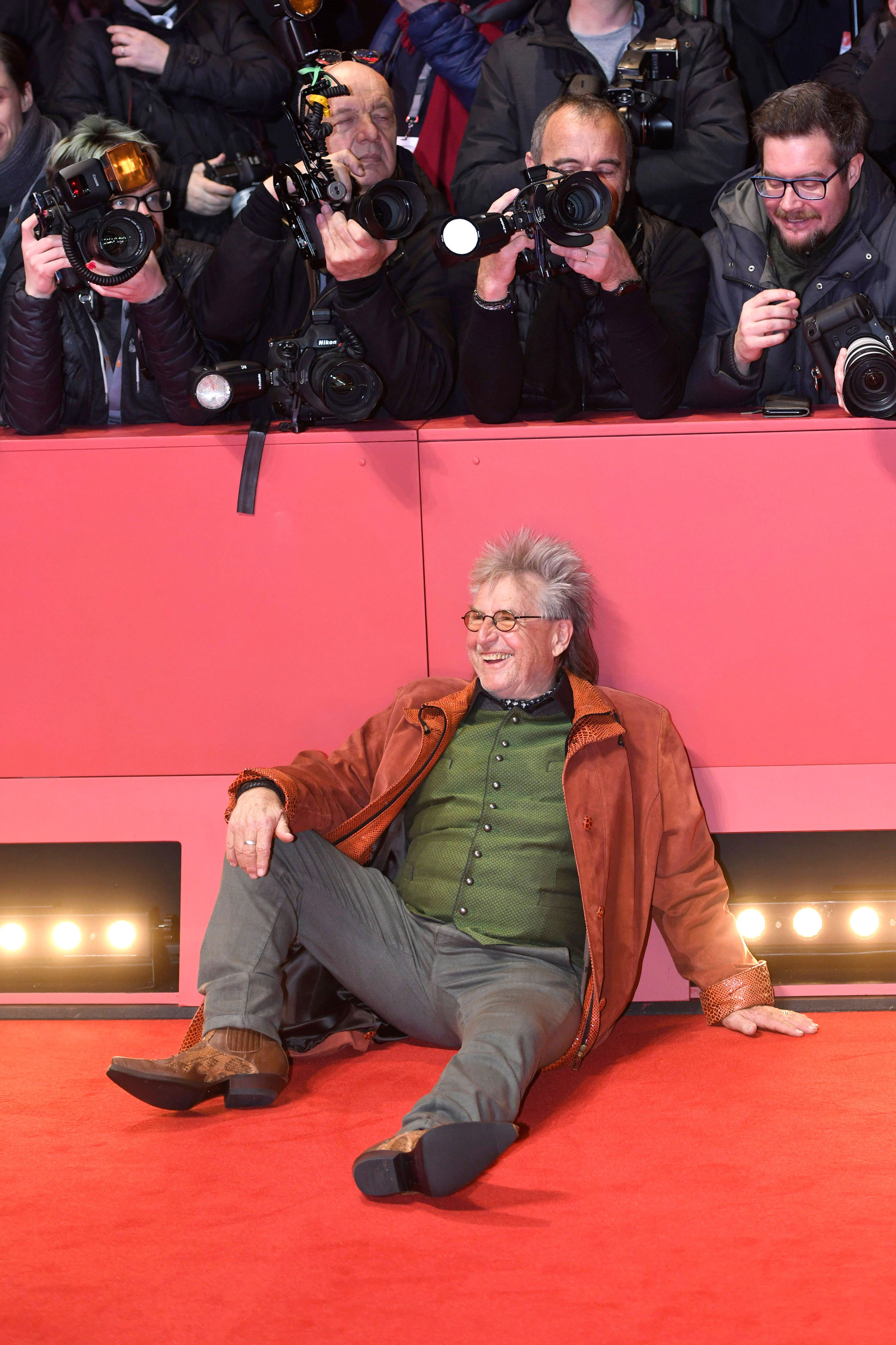<strong>FLOP:</strong> Völlig unklar, ob Martin Semmelrogge hier auf dem roten Teppich liegend einen festgeklebten Klima-Kleber imitieren oder ein paar Groschen erbetteln möchte. Sein Outfit widerspricht jedenfalls beidem: Eher sieht der Schauspieler wie ein großonkeliger Hobbit aus, sowohl auf dem Kopf als auch am Leibe. Doch ein bisschen sehr bequem für einen Auftritt auf den Filmfestspielen.
