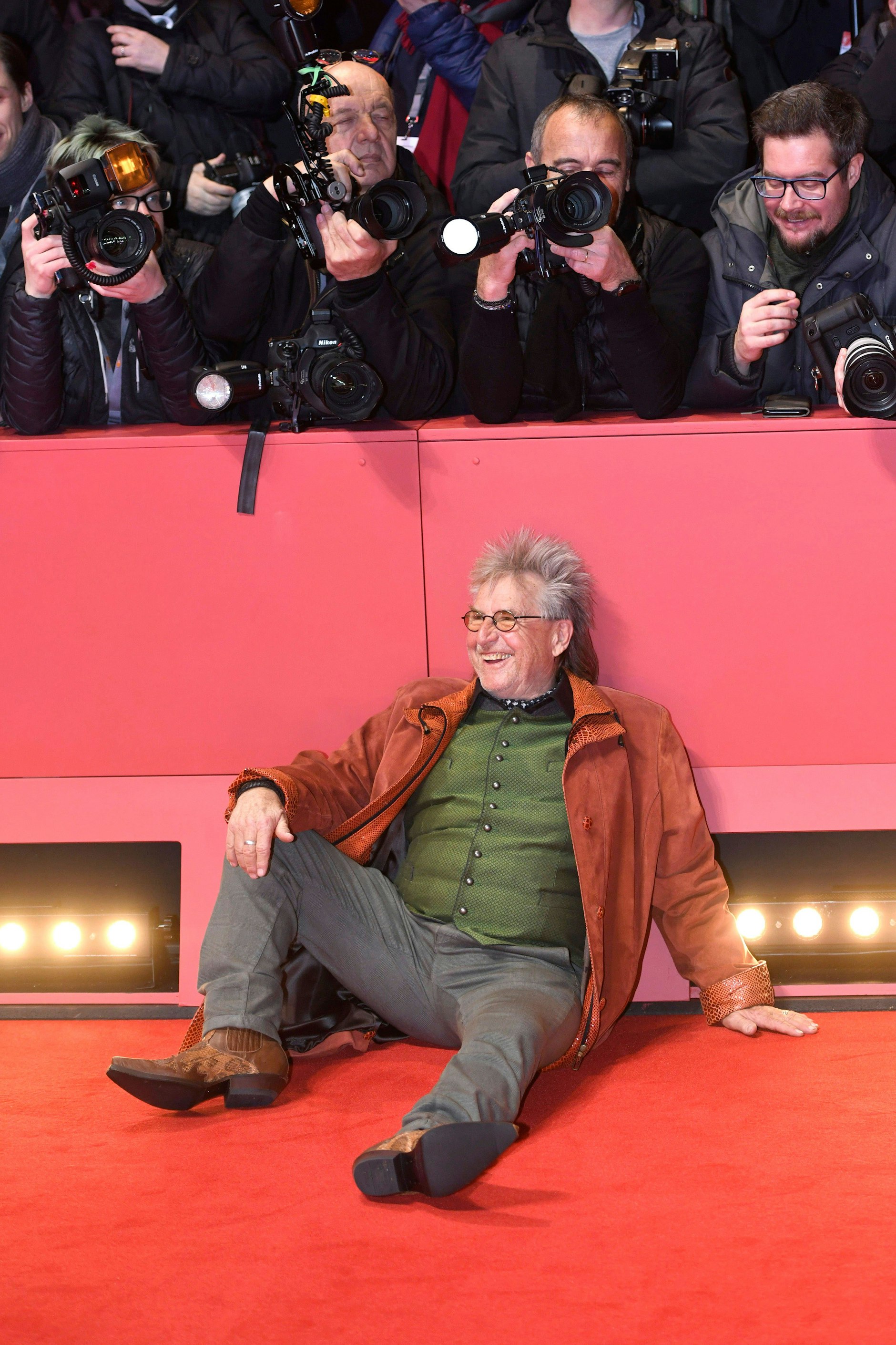 <strong>FLOP:</strong> Völlig unklar, ob Martin Semmelrogge hier auf dem roten Teppich liegend einen festgeklebten Klima-Kleber imitieren oder ein paar Groschen erbetteln möchte. Sein Outfit widerspricht jedenfalls beidem: Eher sieht der Schauspieler wie ein großonkeliger Hobbit aus, sowohl auf dem Kopf als auch am Leibe. Doch ein bisschen sehr bequem für einen Auftritt auf den Filmfestspielen.