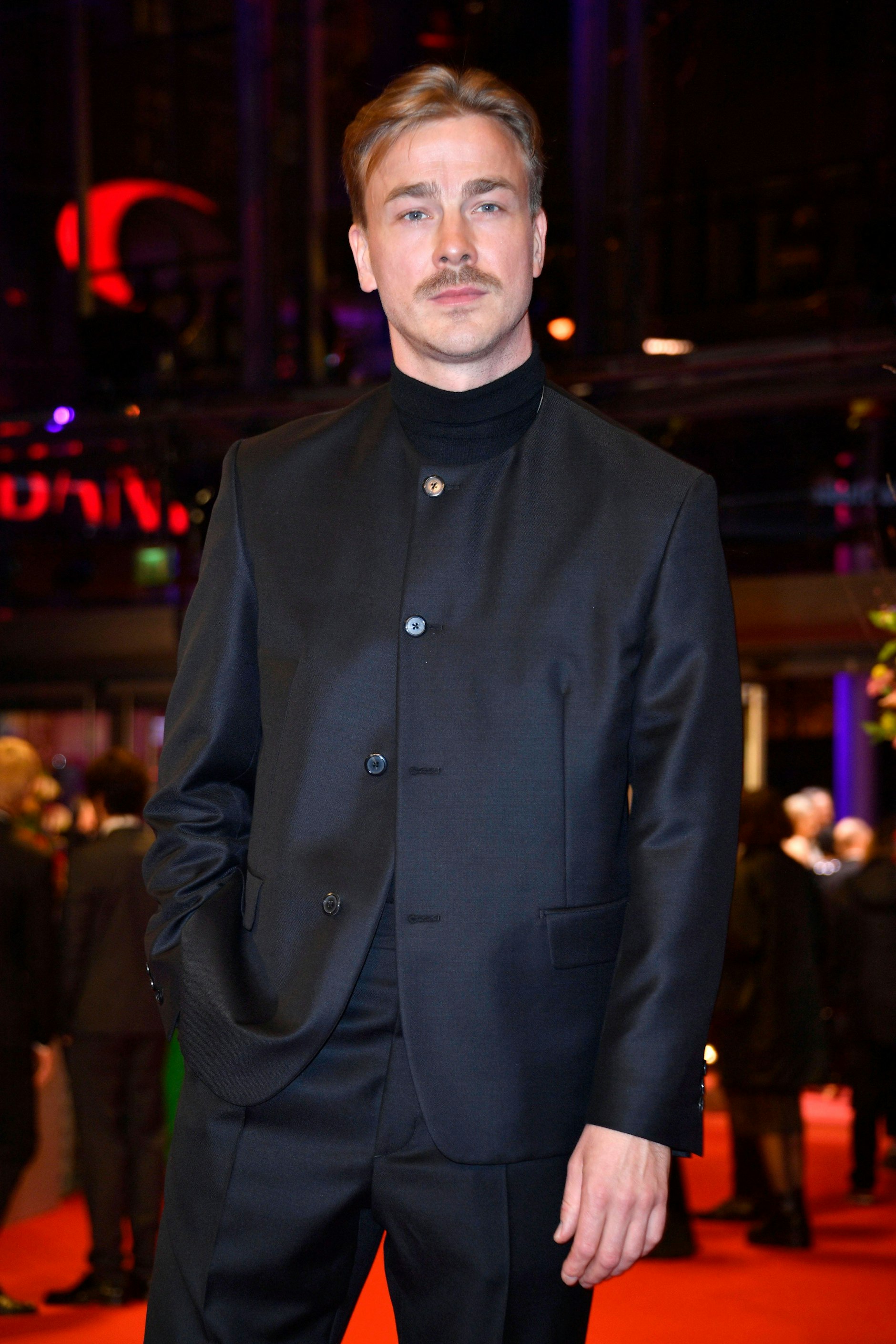 <strong>TOP:</strong> Für die Herren ist es gar nicht mal so einfach, auf dem roten Teppich überhaupt aufzufallen. Und das dann bitte auch noch positiv. Schließlich gibt es den klassischen Smoking auf jeder Gala in Dutzenden zu sehen – und viele Versuche, mit der Kleiderregel zu brechen, enden erfahrungsgemäß im Desaster. Nicht so bei Albrecht Schuch: Der Schauspieler hat mit seinem kragenlosen Anzug und dem Rolli darunter die richtige Balance gefunden – zwischen der klassischen Herrengarderobe und dem ungewöhnlichen Twist nämlich.