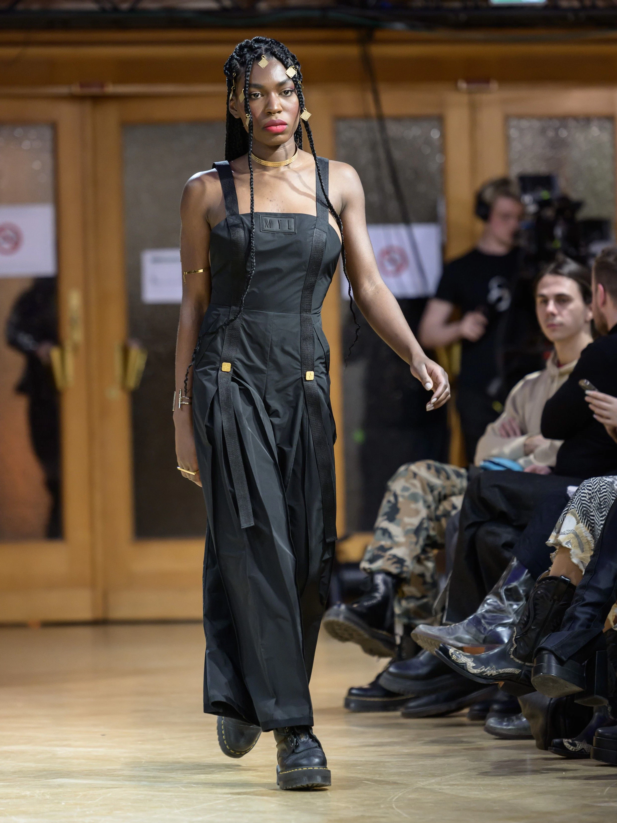 Passt überraschend gut zusammen: Zum Overall im Industrial-Look wurde eleganter Körper- und Haarschmuck kombiniert.