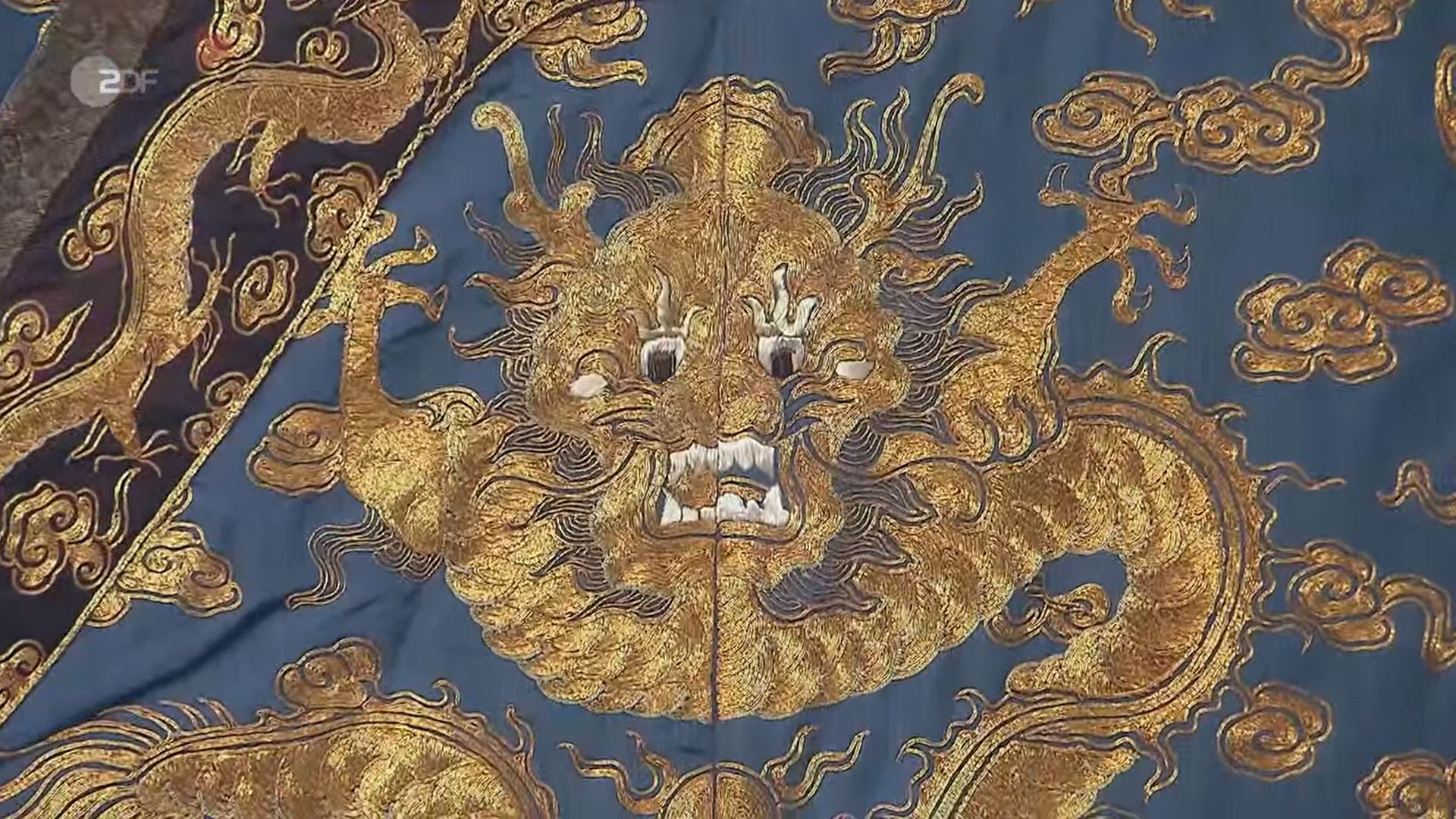 Image - Preis-Irrsinn bei „Bares für Rares“: Kleider machen Leute – und wertvolle Drachenrobe bringt richtig Kohle