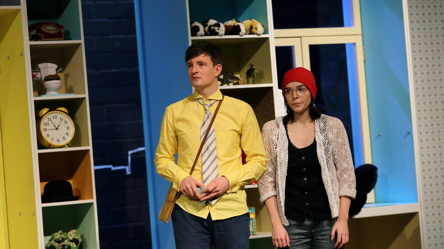 Marcel Herrnsdorf (als Karl) und Helena Charlotte Sigal (als Miray) während der Fotoprobe für das Stück Zum Glück viel Geburtstag im Grips Theater. Nun moderiert Helena die Show WSMDS.