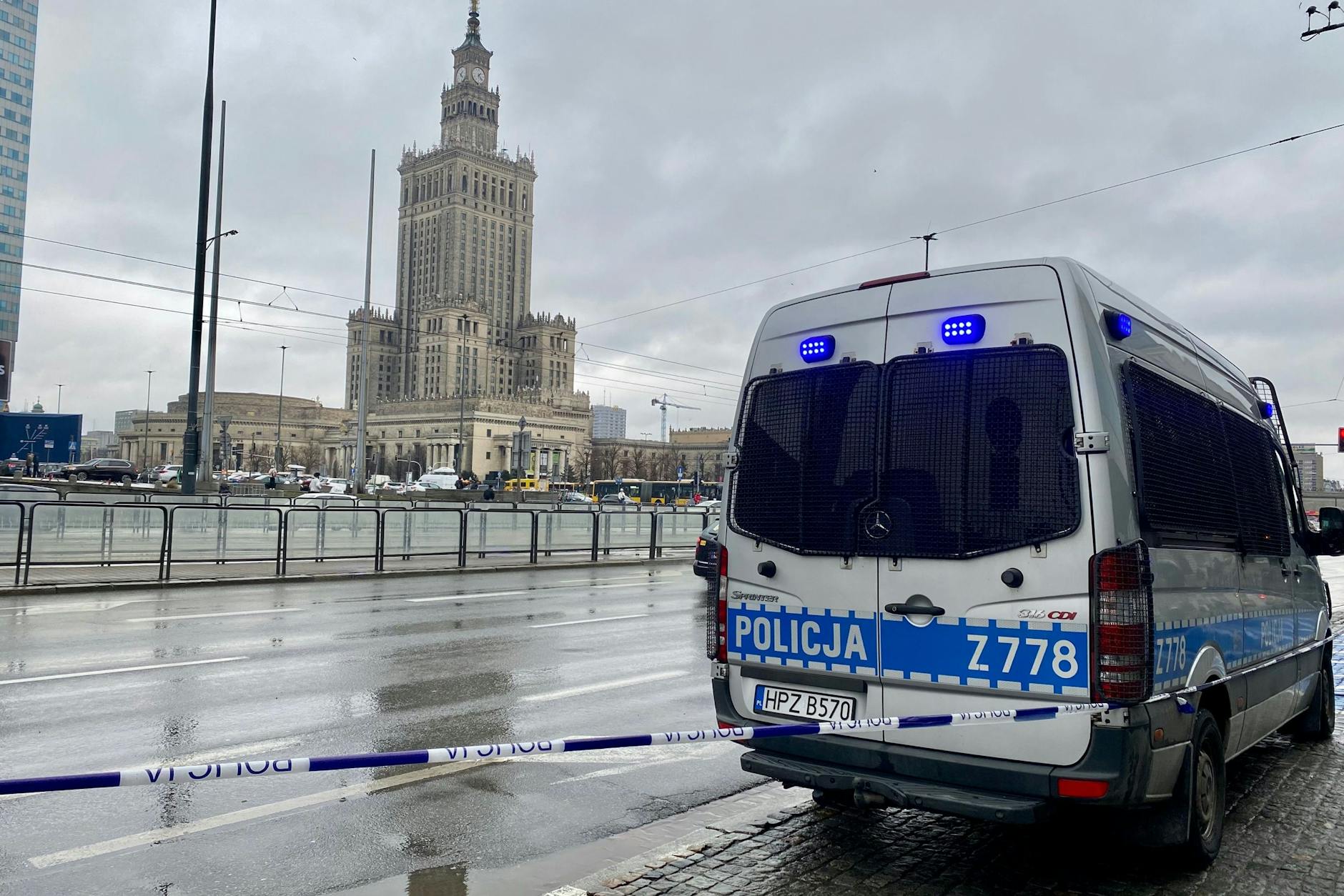 Ein Polizeiwagen steht vor dem Marriott-Hotel in Warschau. Im Hintergrund ist der Kulturpalast zu sehen.