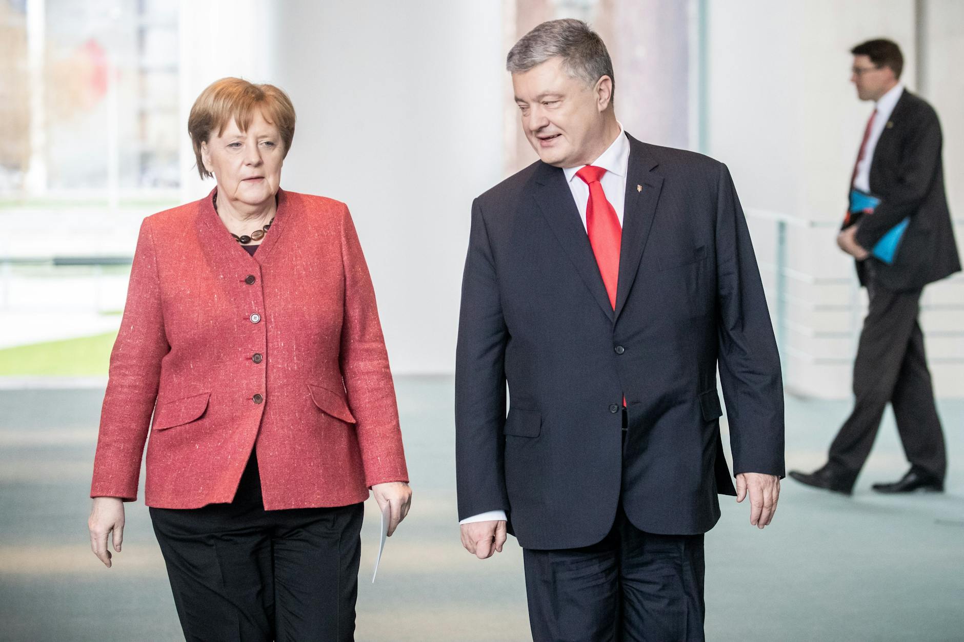 Ex-Bundeskanzlerin Angela Merkel (CDU) und der ehemalige ukrainische Präsident Petro Poroschenko. Merkel ist wohl Opfer eines Telefonstreichs geworden.