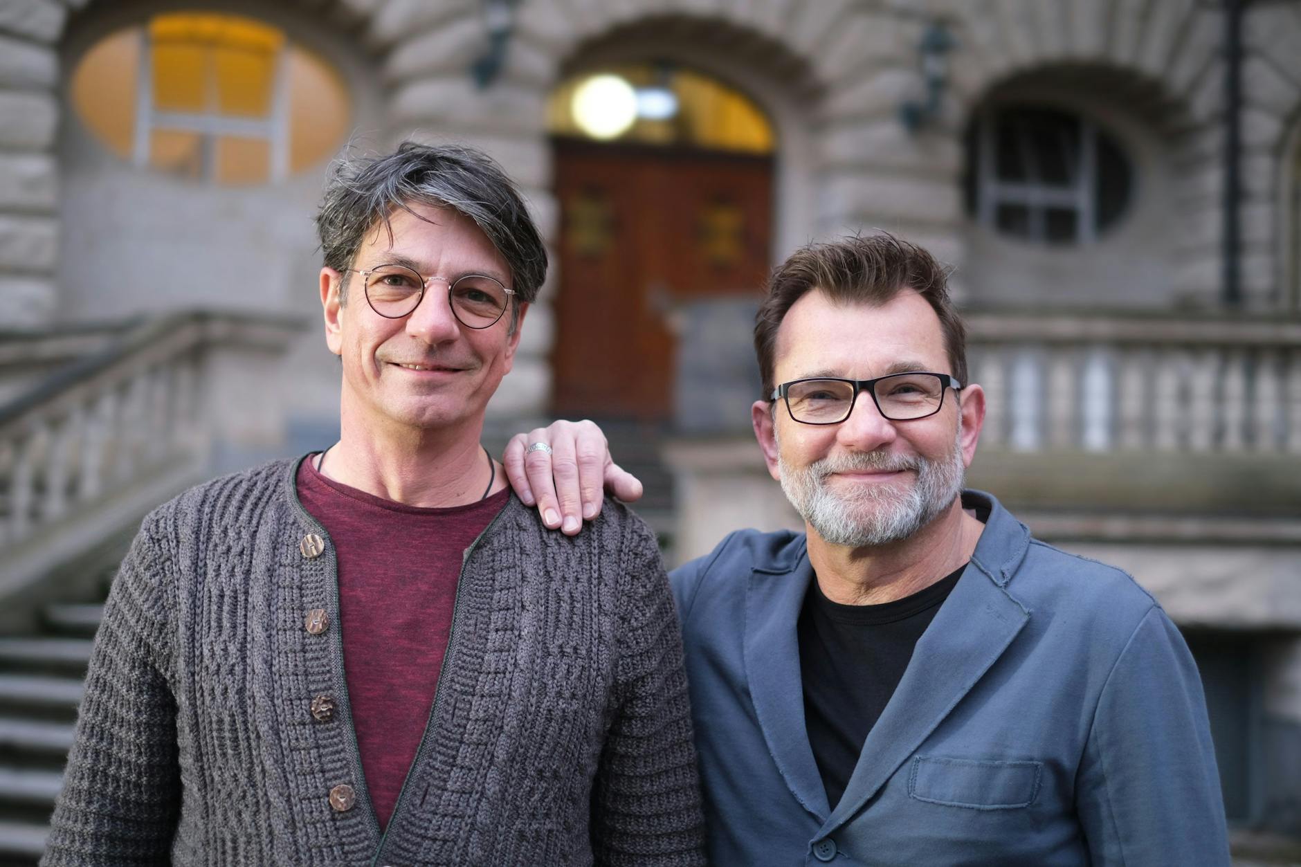 Back to school: die Hauptdarsteller Matthias Freihof (rechts) und Dirk Kummer vor dem Carl-von-Ossietzky-Gymnasium in Berlin-Pankow